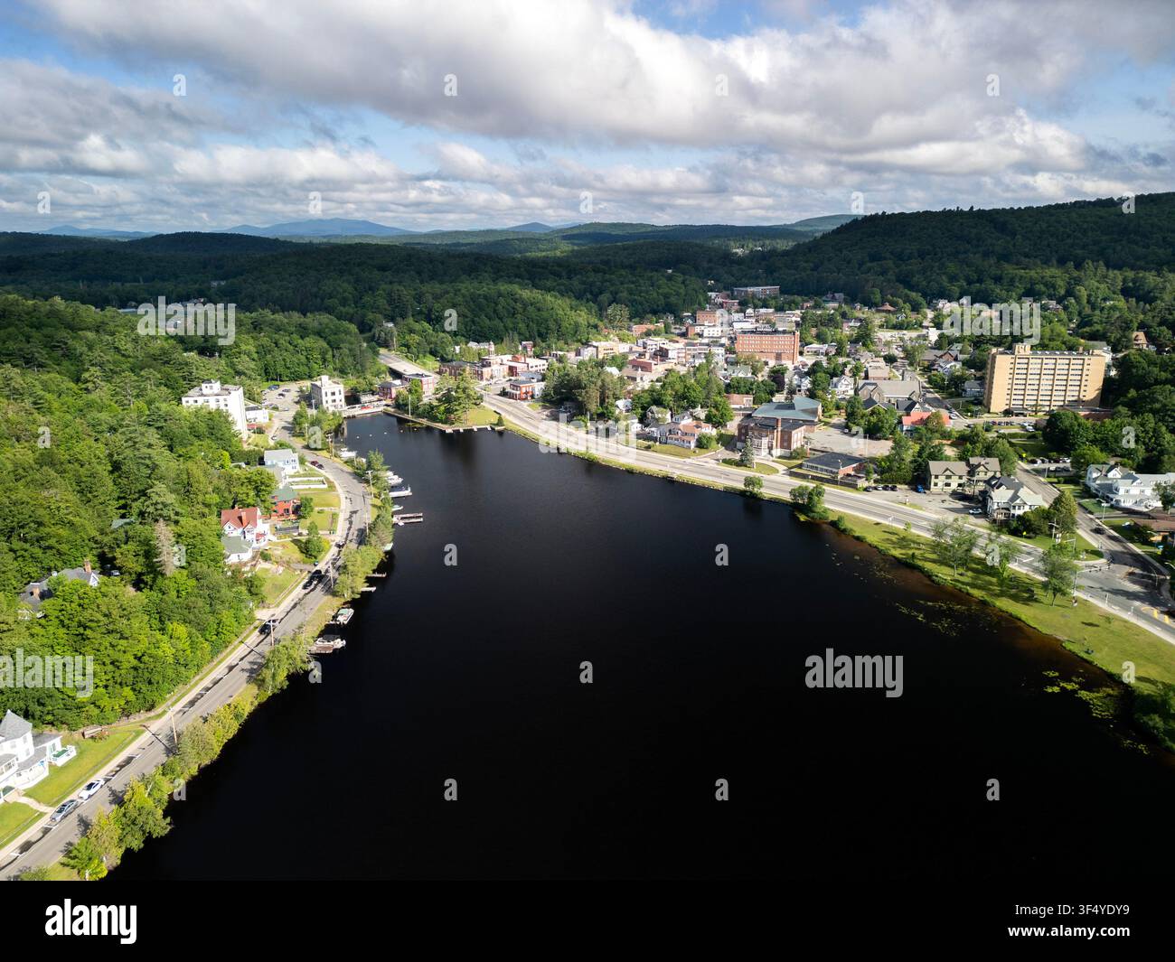 Luftbild der Stadt Saranac Lake in den Adirondack Mountains von New York Stockfoto
