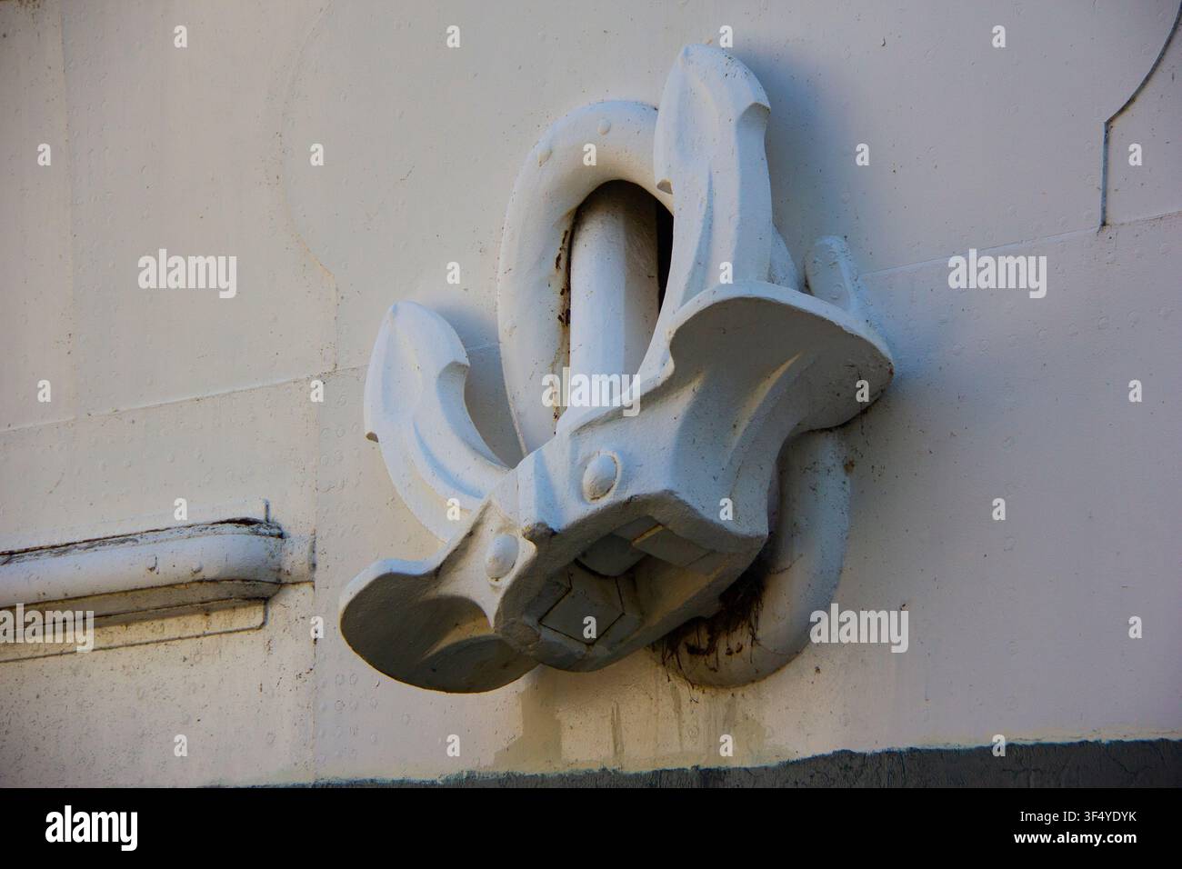Anker eines alten Schiffes, das dauerhaft vertäut ist Stockfoto