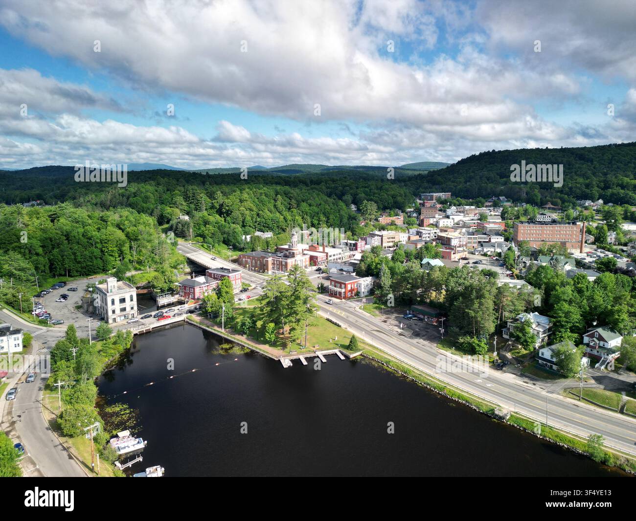 Luftbild der Stadt Saranac Lake in den Adirondack Mountains von New York Stockfoto