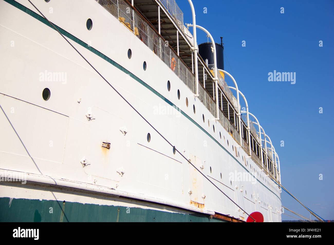 Seite eines alten Schiffes, das dauerhaft in einem Hafen festgemacht ist Stockfoto