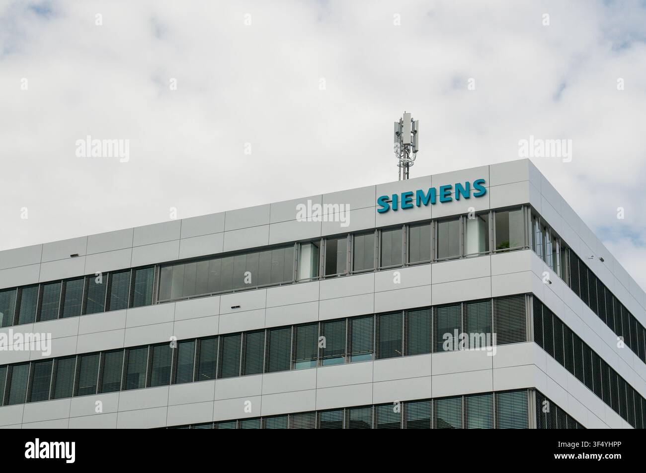 Zug, Schweiz – 16. Juni 2026: Niedrige Blickwinkelaufnahme des Siemens-Firmenlogos auf der Spitze des modernen Firmengebäudes Stockfoto