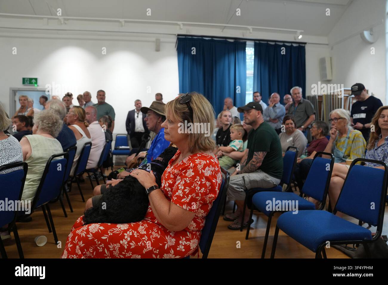 Evakuierte Anwohner erhalten eine Information im Westleton Village Hall während des Waldbrandes in Dunwich Heath, nahe Leiston, nachdem ein Großereignis ausgerufen wurde, während Feuerwehrleute einen großen Heidebrand an der Küste von Suffolk bekämpfen. Bilddatum: Donnerstag, 30. Juli 2026. Stockfoto