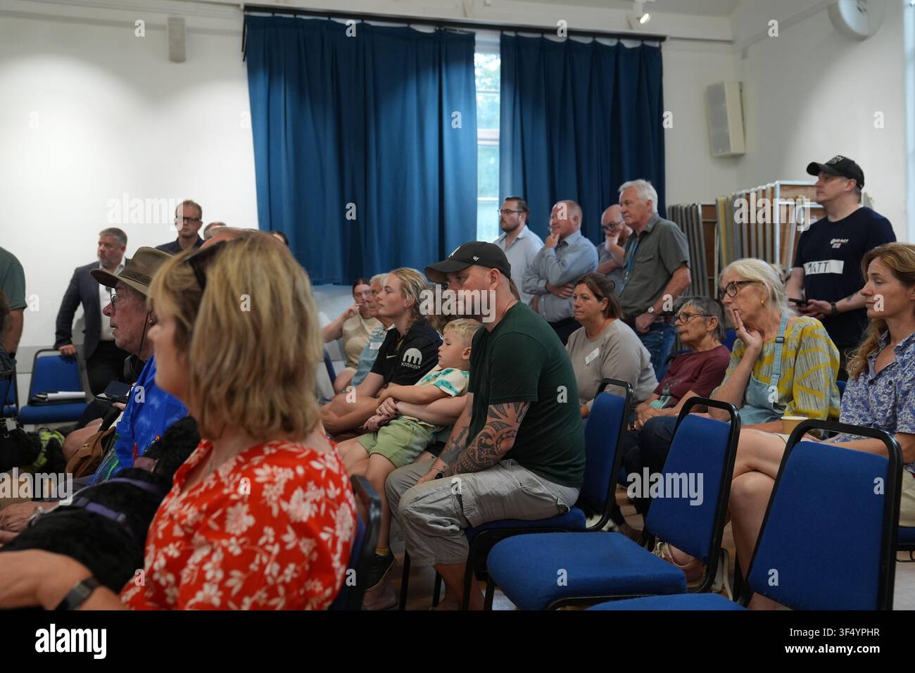 Evakuierte Anwohner erhalten eine Information im Westleton Village Hall während des Waldbrandes in Dunwich Heath, nahe Leiston, nachdem ein Großereignis ausgerufen wurde, während Feuerwehrleute einen großen Heidebrand an der Küste von Suffolk bekämpfen. Bilddatum: Donnerstag, 30. Juli 2026. Stockfoto