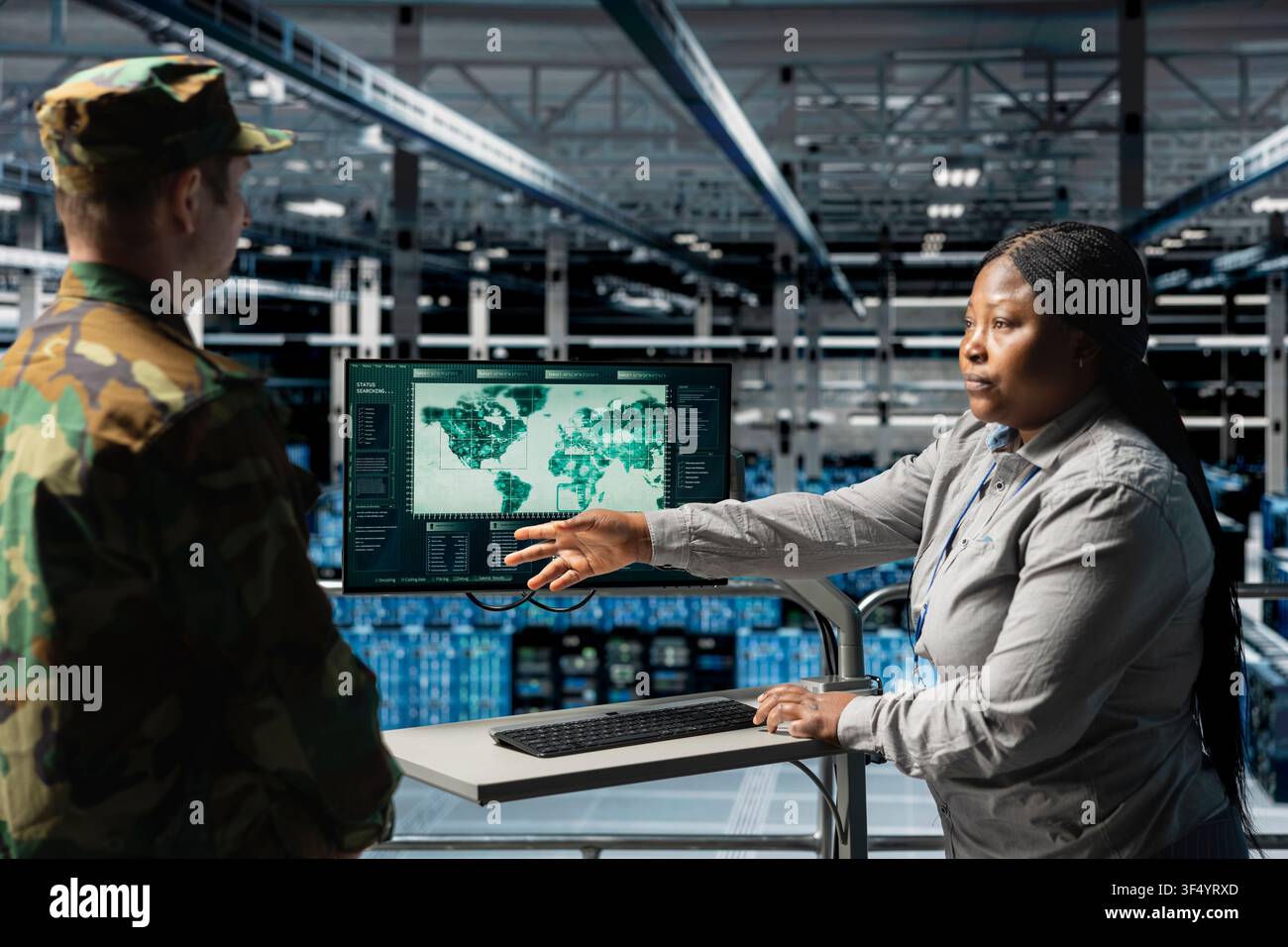 Team von Militärexperten in einem Rechenzentrum, das geopolitische Daten auf einer digitalen Kartenoberfläche überprüft. Weibliche Armee-Informationsspezialistin und Kommandantin in einem Serverfarm, die weltweite Gefahrenindikatoren analysieren Stockfoto
