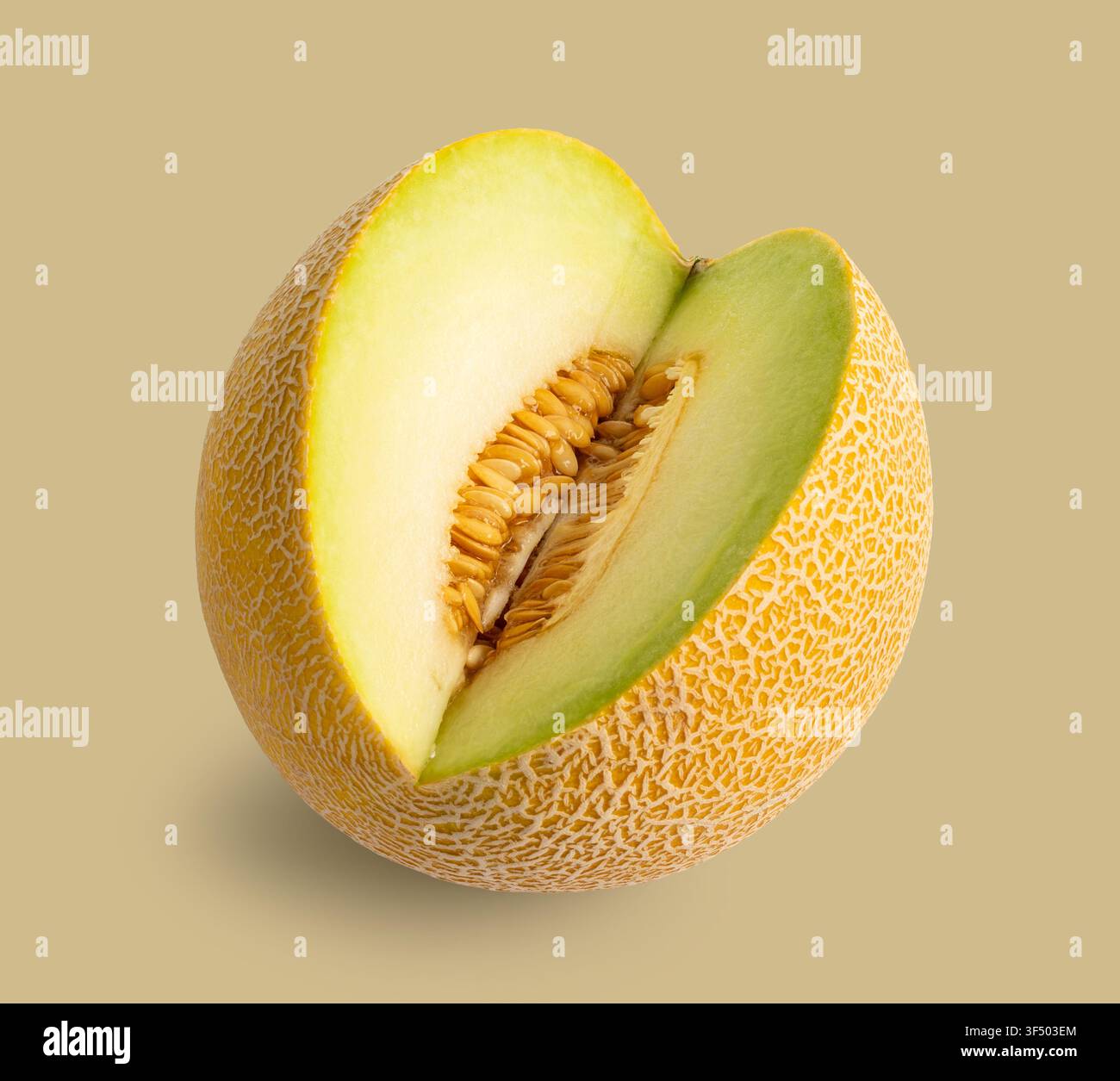 Frischer reifer Melone mit einer geschnittenen Scheibe, die saftiges Fruchtfleisch und sichtbare Samen auf einem weichen beigen Hintergrund zeigt. Minimale Fruchtkomposition mit natürlichen Farben, p Stockfoto