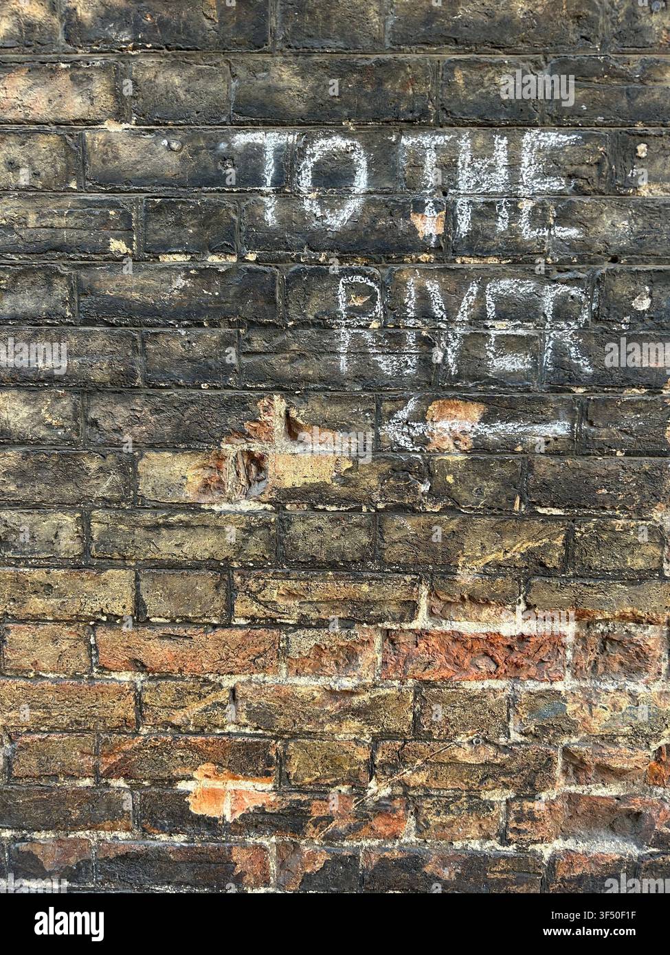 To The River gekritzelte Schrift an einer Wand in Cambridge, UK - Smartphone-aufgenommenes Stockfoto