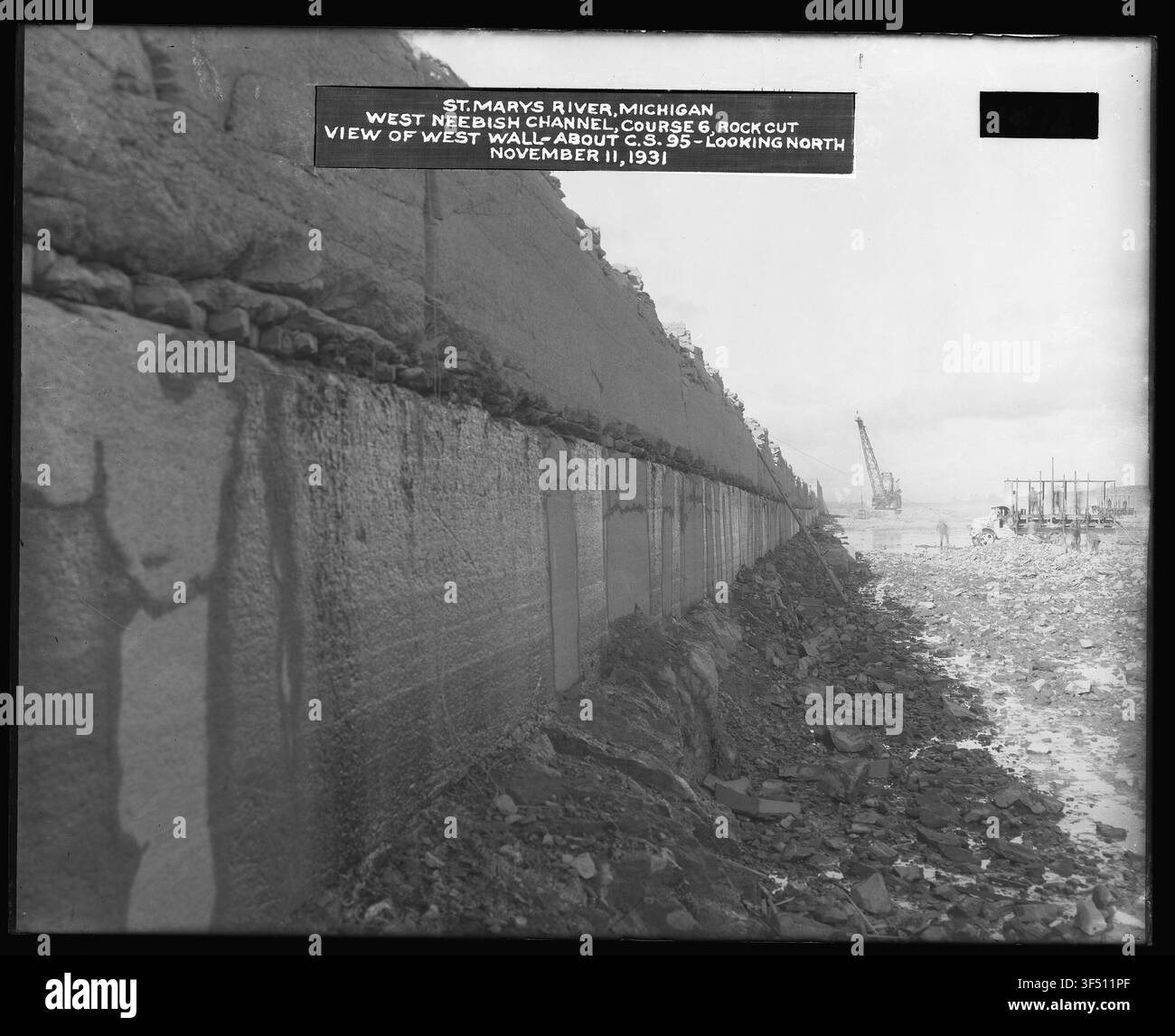 Eine Ansicht von 1679 der Westwand des Felsens bei Kurs 6, West Neebish Channel, St. Marys Falls Canal und Schleusen, nach Norden blickend, während des Baus. Stockfoto