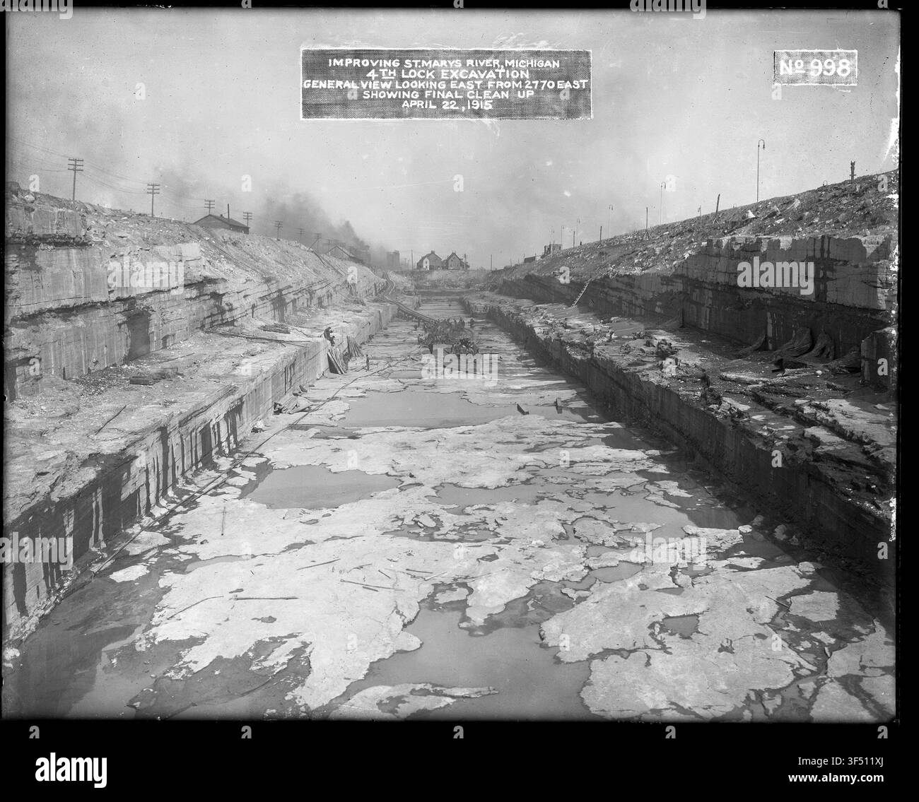 Eine Ansicht von 1680 mit Blick nach Osten von 2770 E, die die letzte Aufräumarbeiten des Fourth Lock-Aushubs am St. Marys Falls Canal und Locks zeigt, als Teil der Bau- und Renovierungsfotografien. Stockfoto