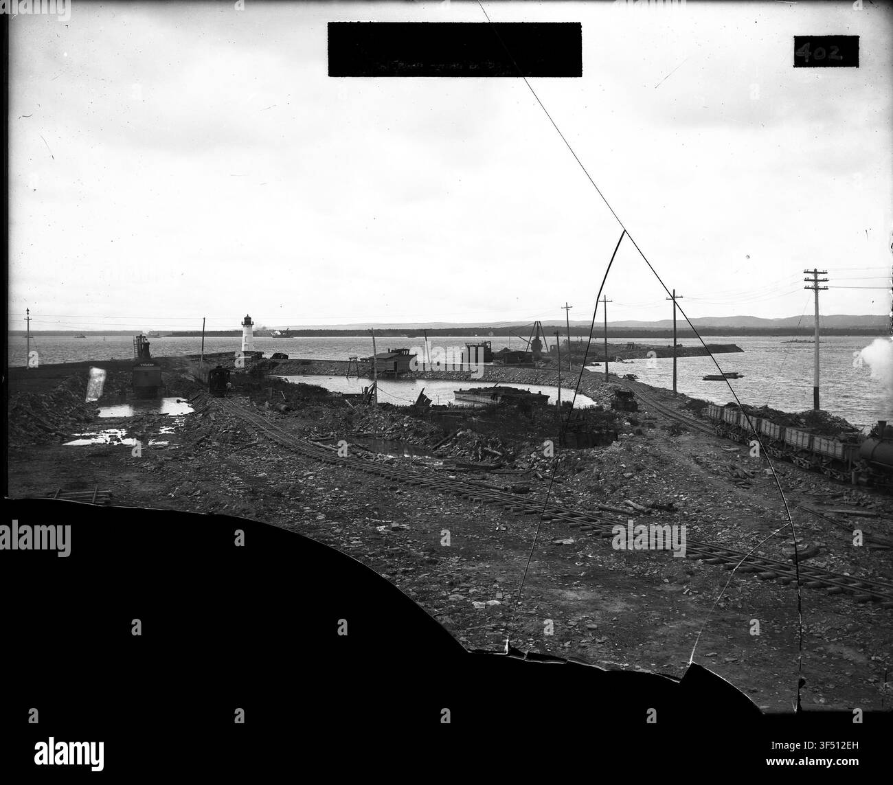 Eine Ansicht von 1681 des westlichen Teils des St. Marys Falls Kanals, die ein Cofferdam und den Hauptabladeplatz eines Auftragnehmers während der Kanalerweiterungsbauarbeiten zeigt. Stockfoto