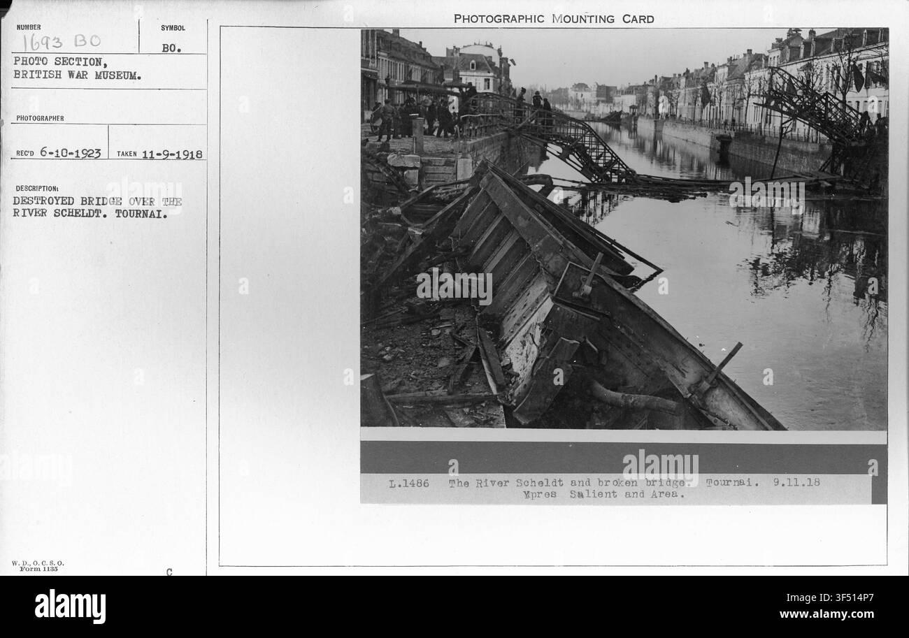 Eine zerstörte Brücke über die Schelde in Tournai, datiert auf den 9. November 1918, während des Ersten Weltkriegs, von den Briten. Stockfoto