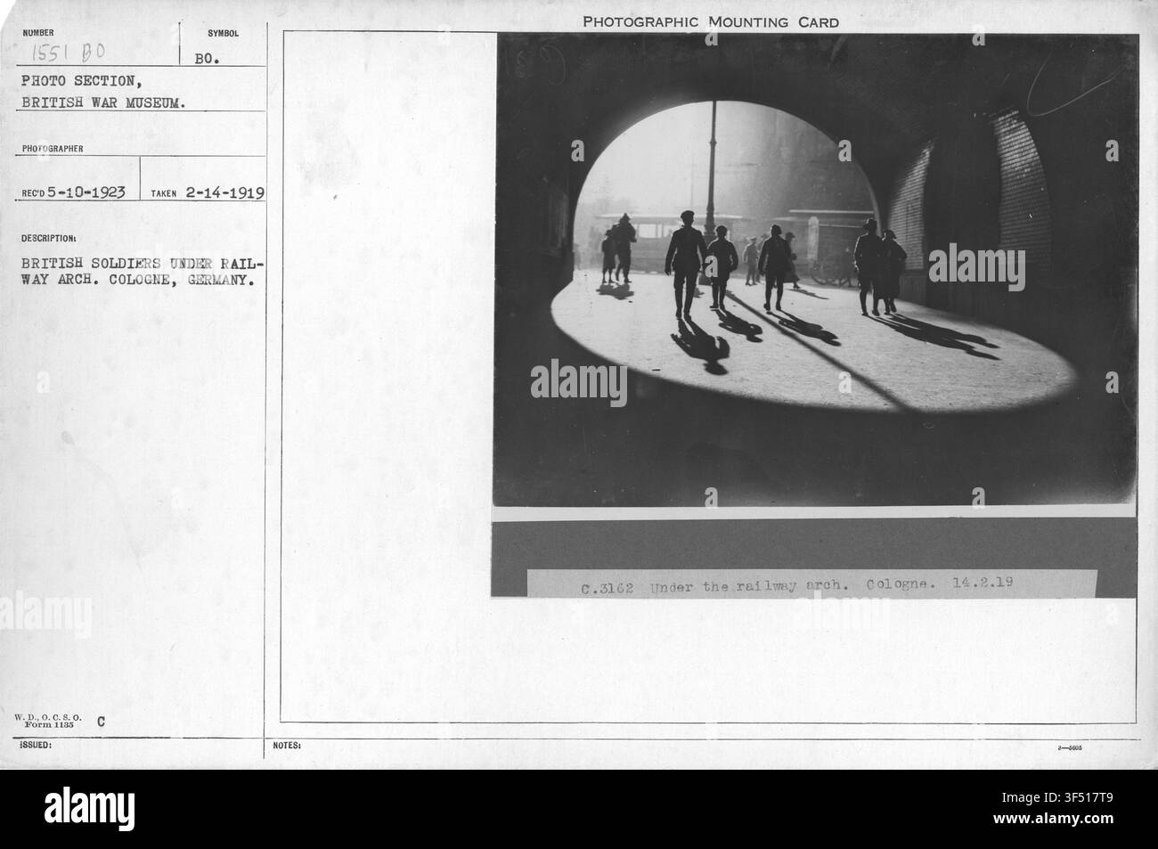 Britische Soldaten unter einem Eisenbogen in Köln, Deutschland, am 14. Februar 1919, während der Nachwirkungen des Ersten Weltkriegs. Stockfoto