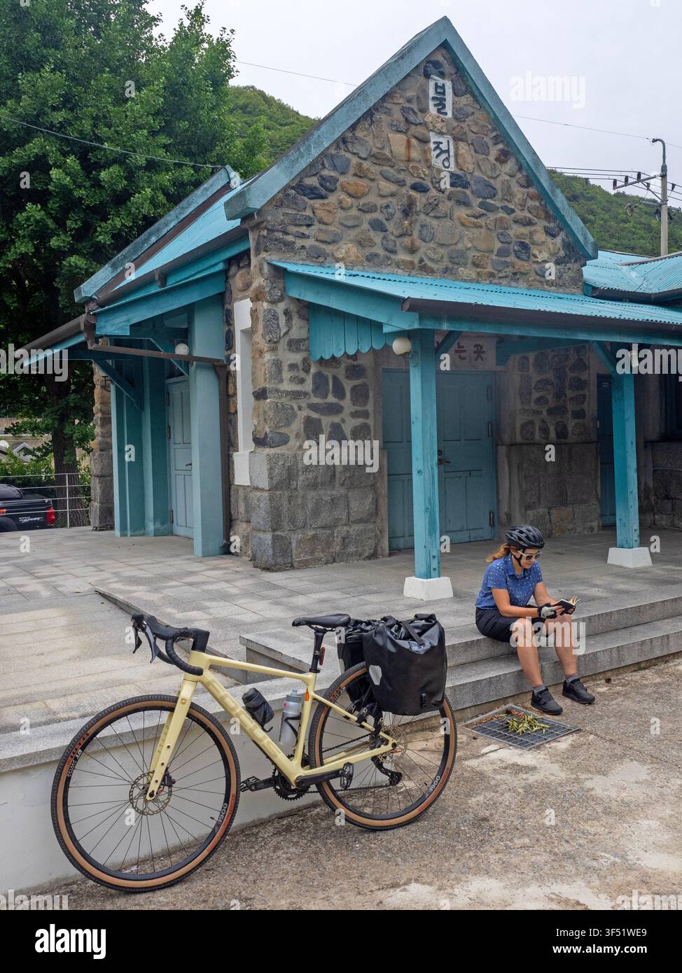 Radfahrer am ehemaligen Bahnhofsgebäude Buljeong in der Nähe von Mungyeong auf dem Saejae-Fahrradweg Stockfoto