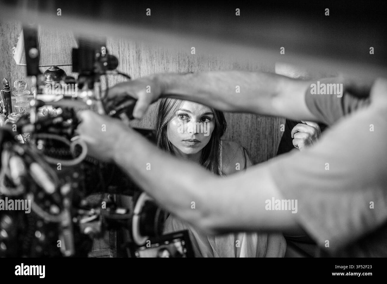 Tallulah Sheffield wird durch Kinogerät während der Produktion des unabhängigen britischen Kurzfilms The Other Side of Home in London am 30 J gerahmt Stockfoto