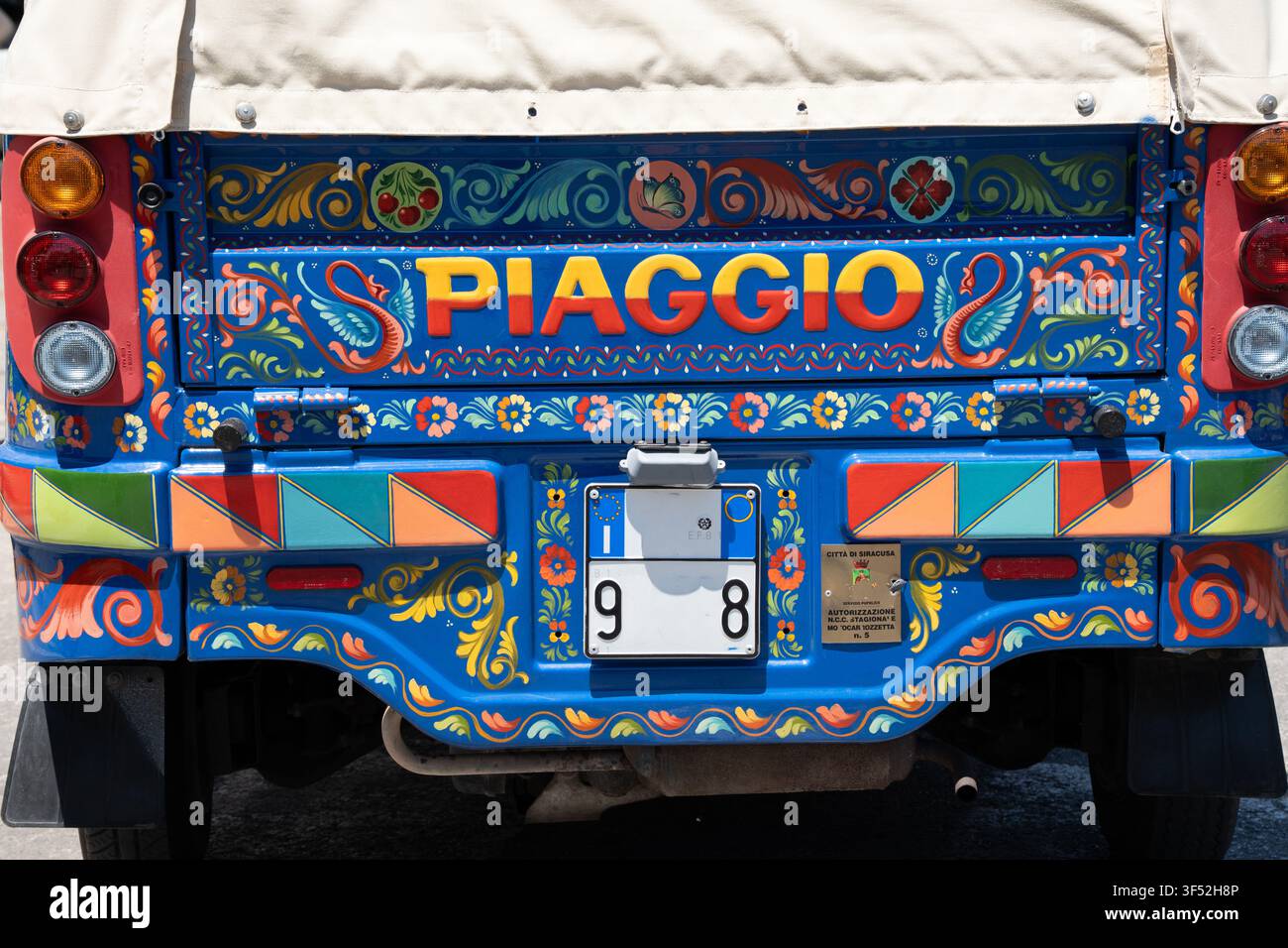 Syrakus, Italien - 8. Juli 2026: Farbiger Piaggio Ape im traditionellen sizilianischen Karrenstil dekoriert Stockfoto