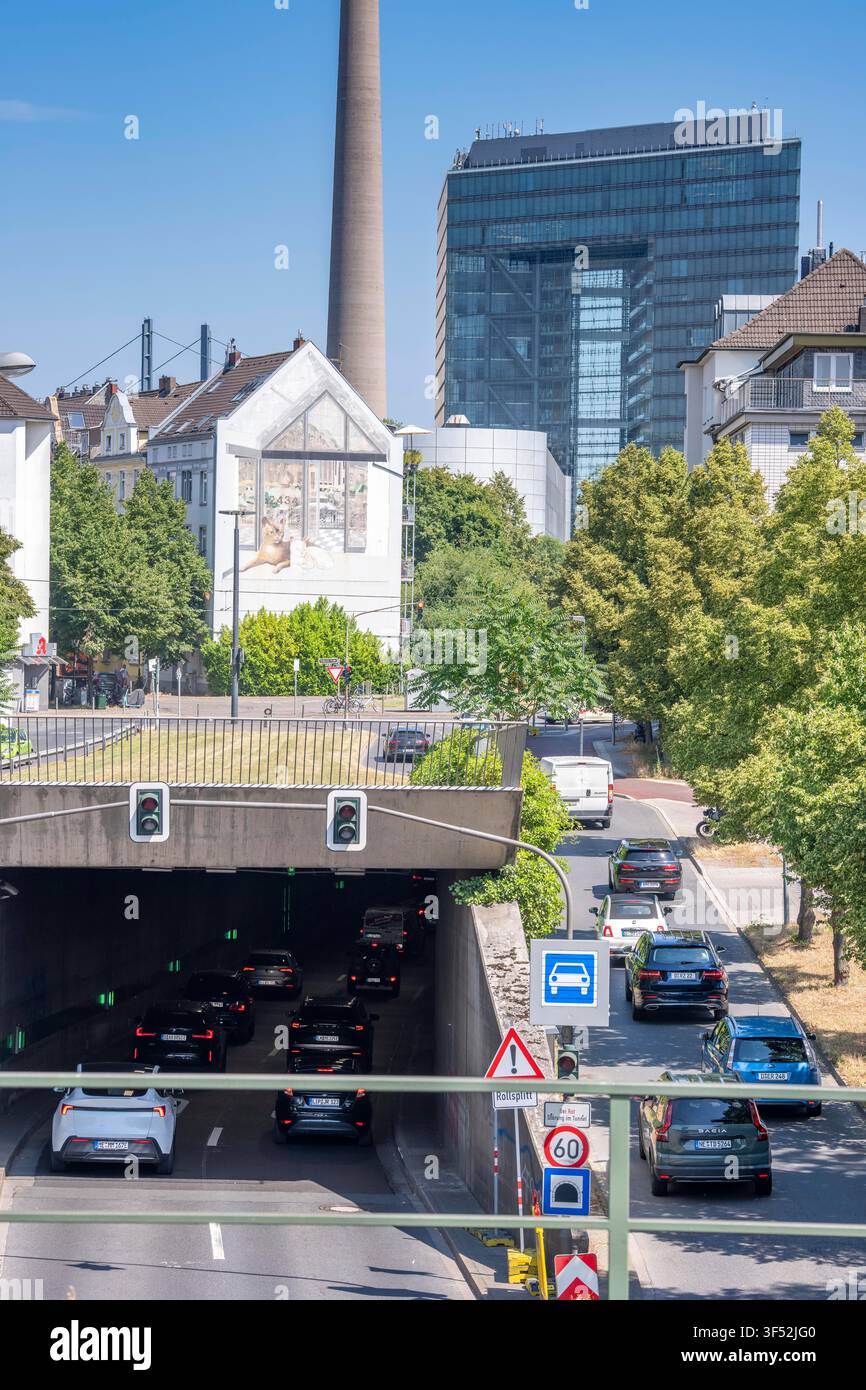 Stadttorhaus, Düsseldorf-Unterbilk, Wohnhaus mit Wandgemälde, urbaner Grünraum, Völklinger Straße B1 Straßentunnel, Nordrhein-Westfalen Stockfoto