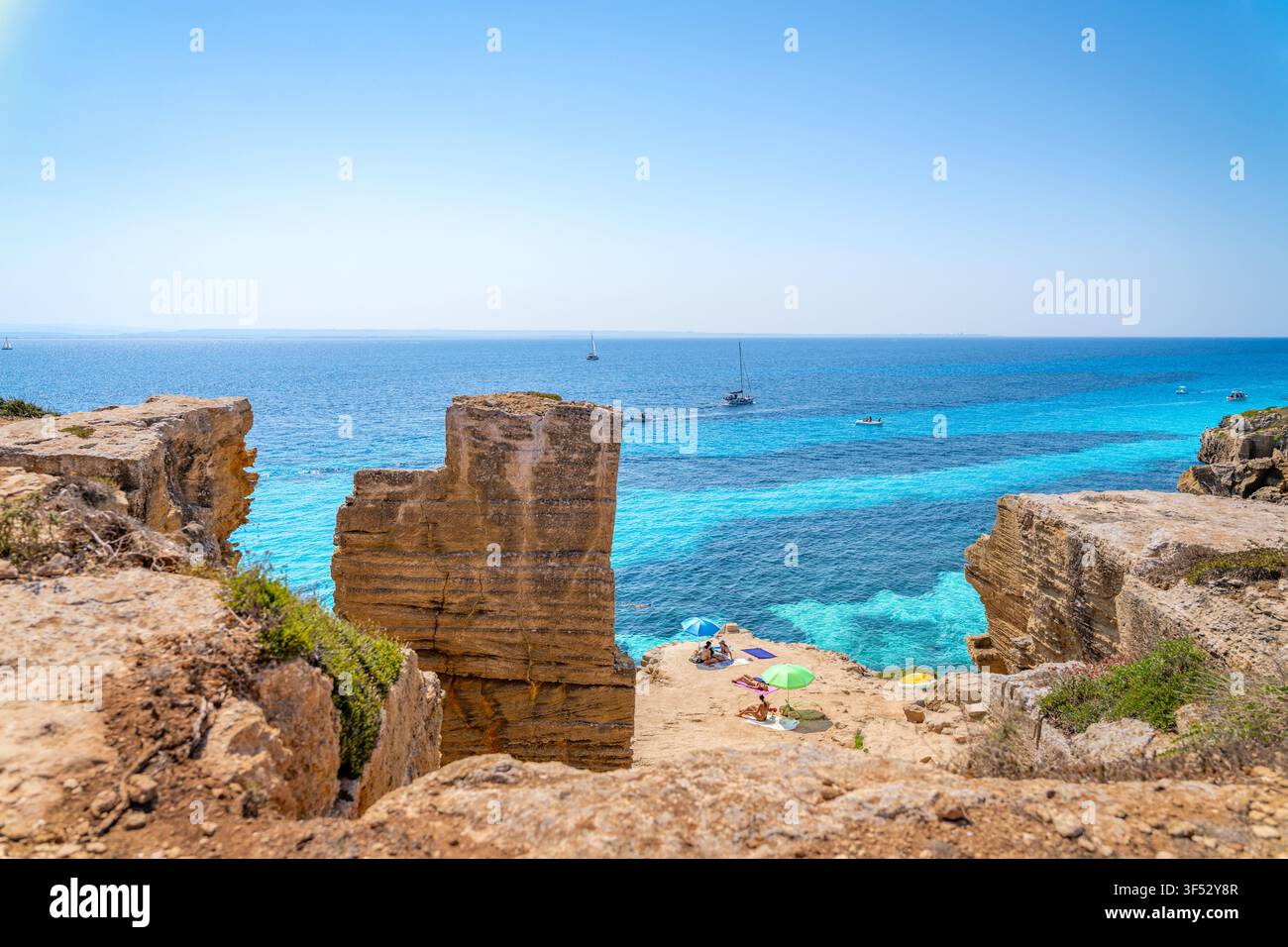 Urlauber schwimmen und schnorcheln im schönen türkisfarbenen Wasser des Strandes von Favignana in Sizilien Stockfoto