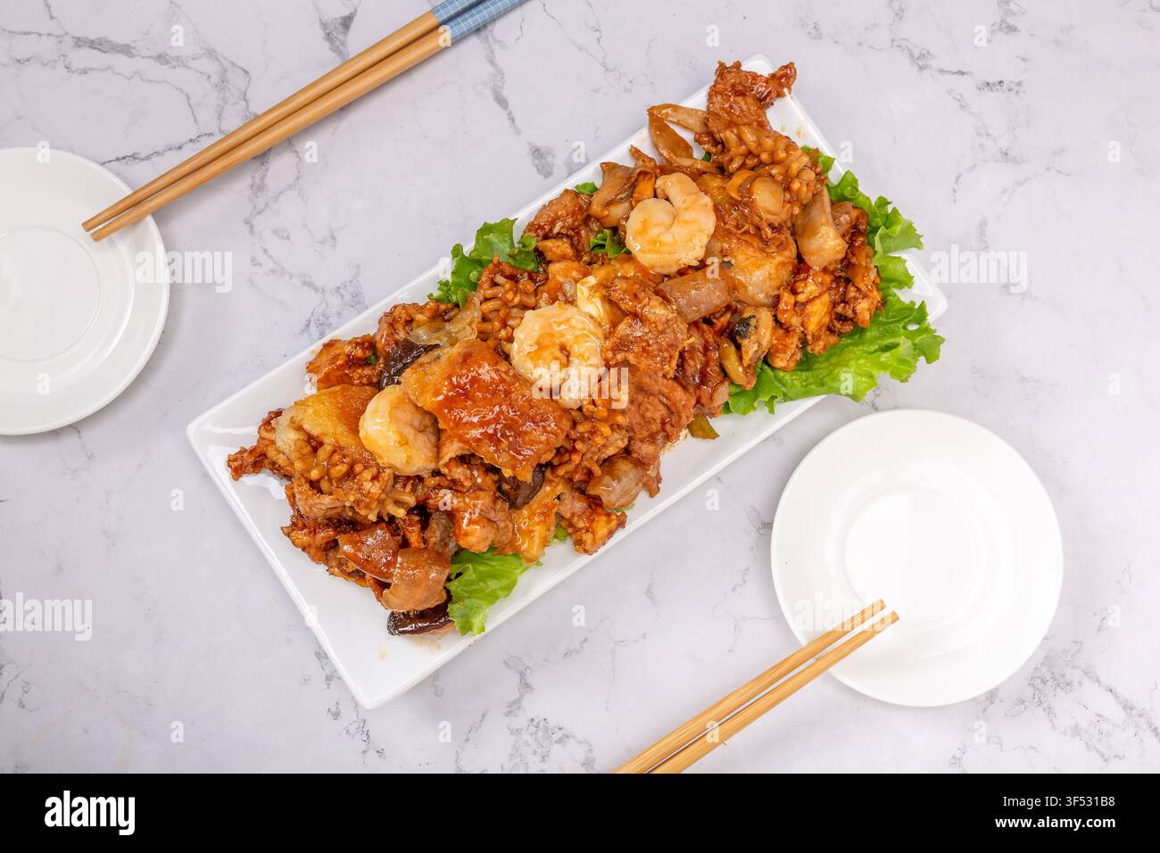 Chinesischer Acht-Schätze-Tofu-Meeresfrüchte-Stirfry Stockfoto