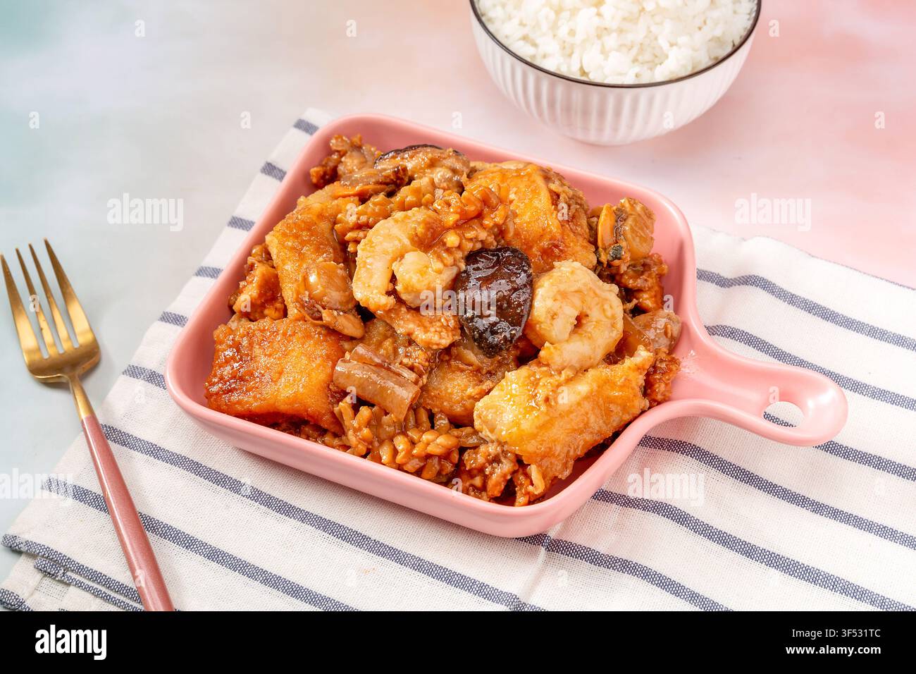 Chinesischer Acht-Schätze-Tofu-Meeresfrüchte-Stirfry Stockfoto