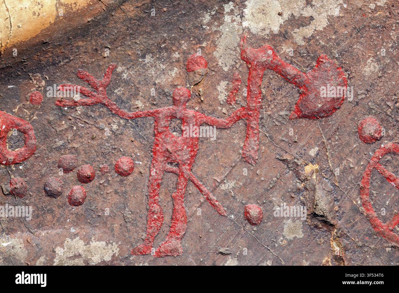 Petroglyphen-Figuren auf einer Klippe Stockfoto