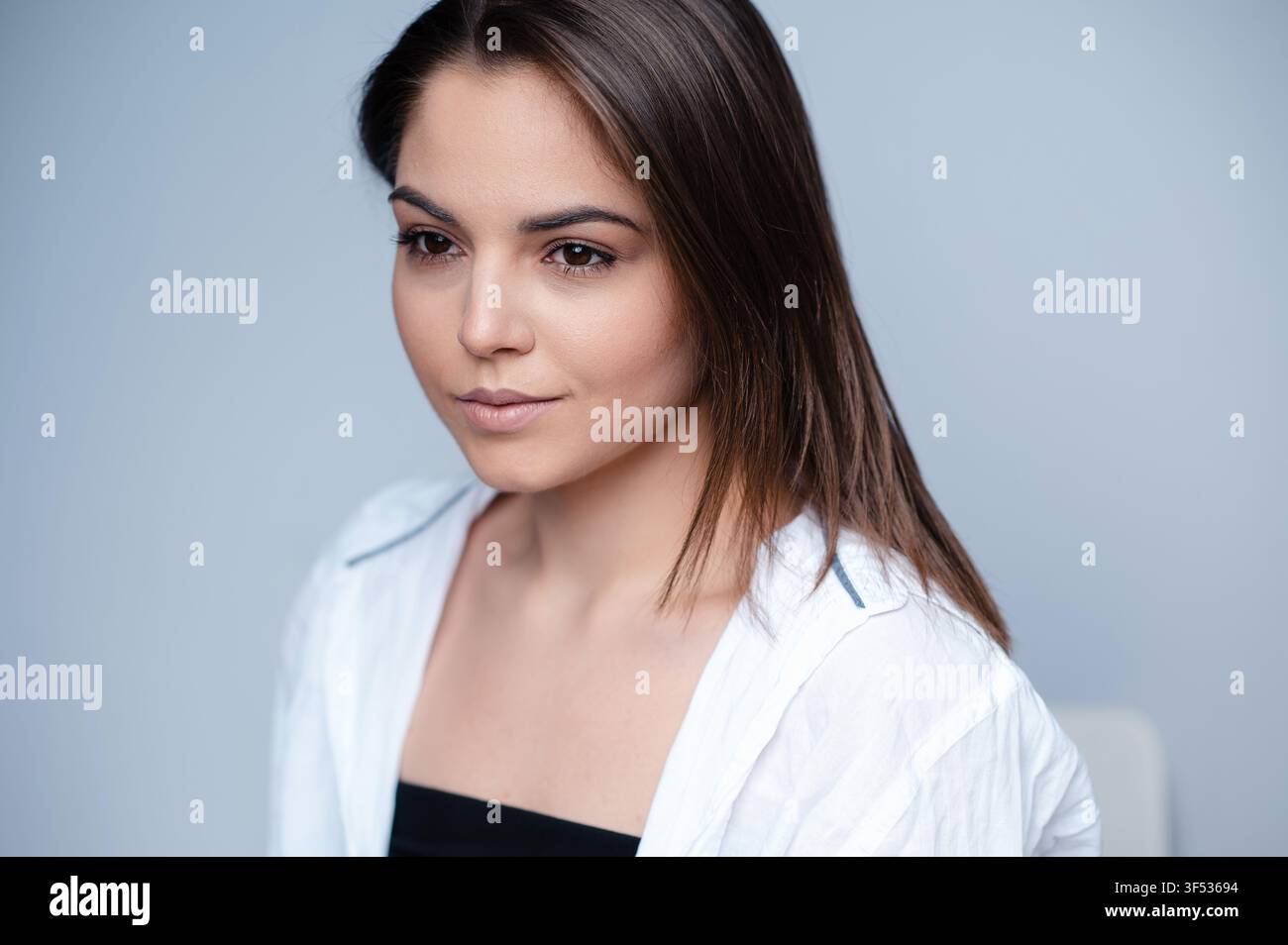 Porträt einer jungen brünetten Frau im Studio Stockfoto