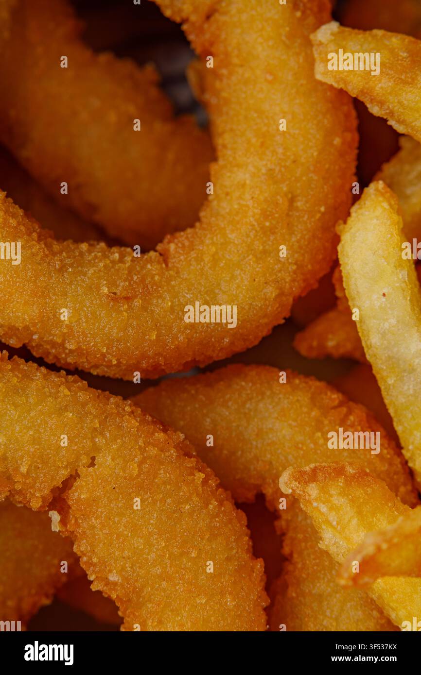 Frittierte Zwiebelringe, Nahaufnahme, isoliert. Stockfoto