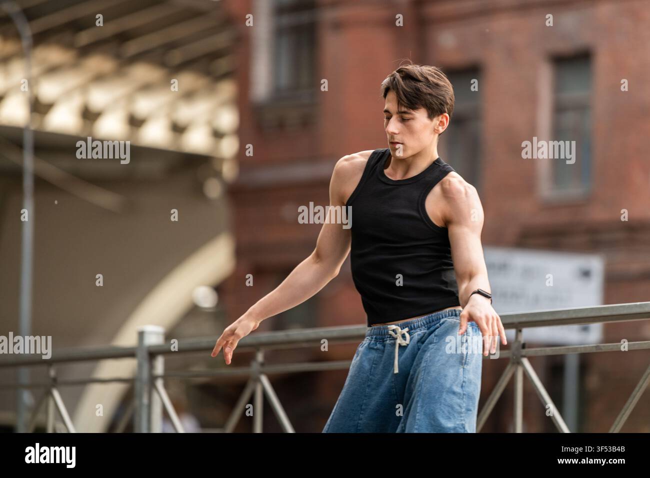 Konzentrierter Tänzer bewegt sich mit Intensität im Freien Stockfoto