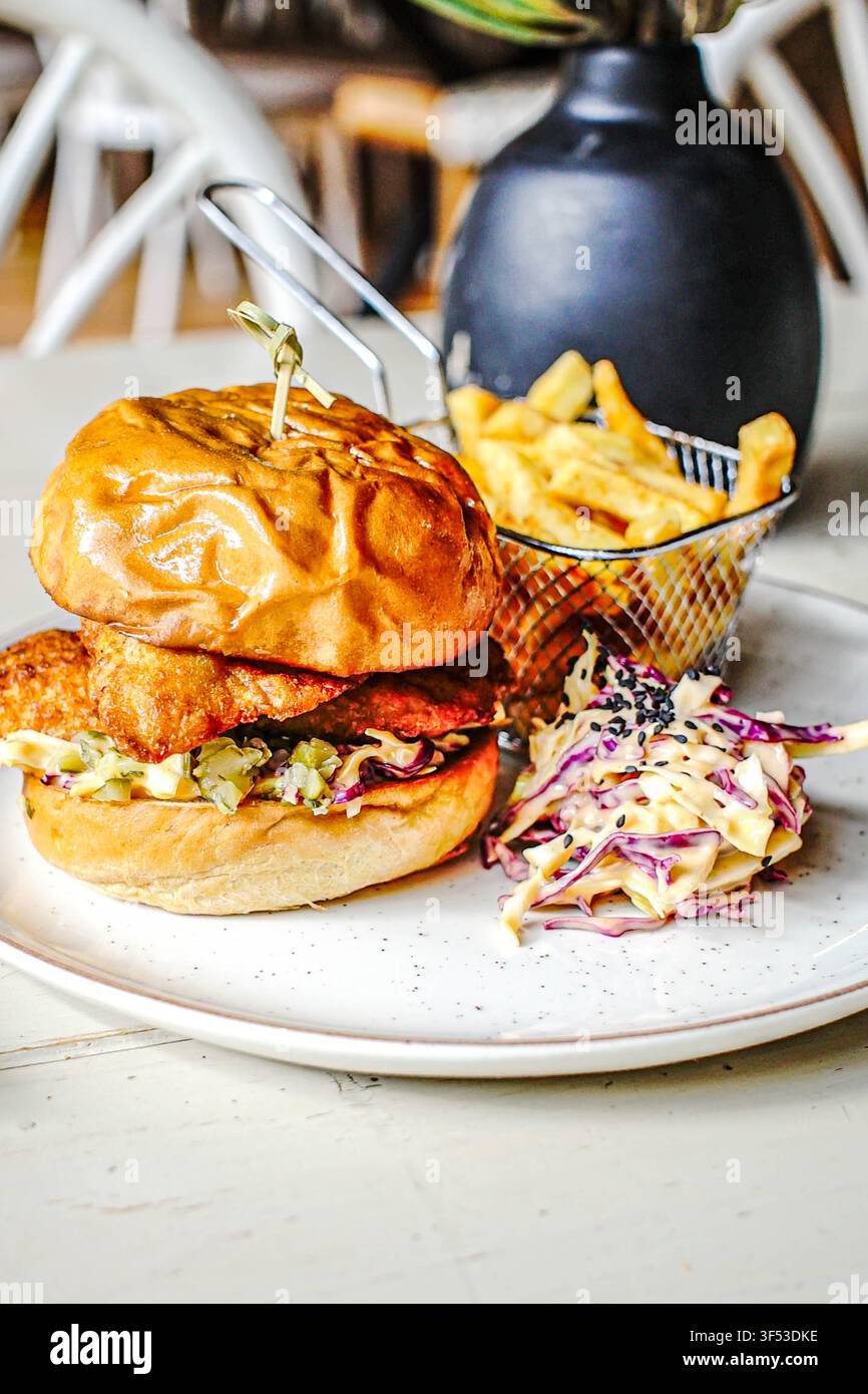 Knuspriges Hühnersandwich mit Pommes und Krautsalat Stockfoto
