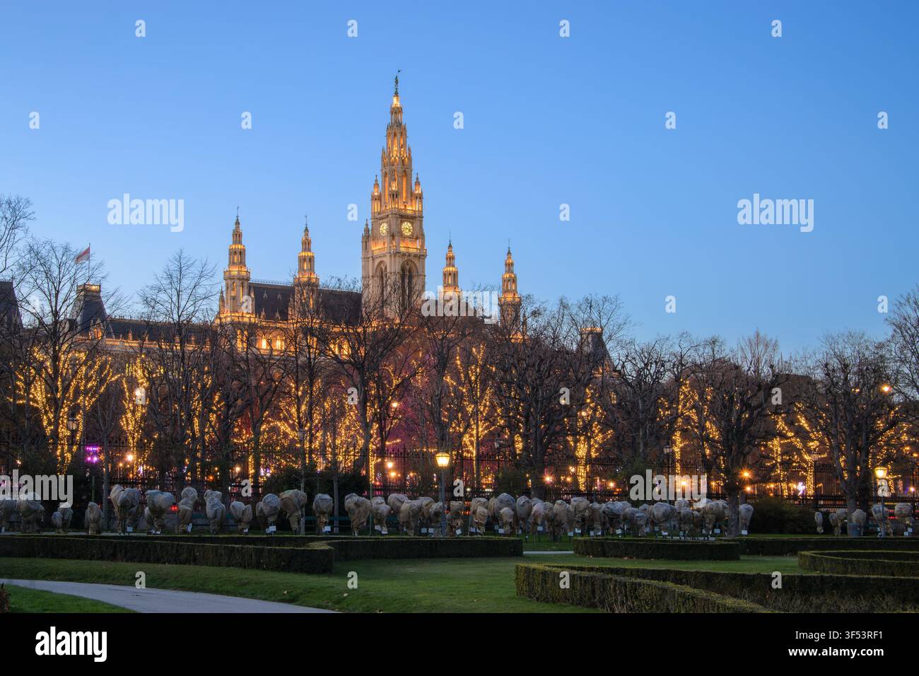 Wiener Rathaus mit Weihnachtsbeleuchtung in der Blauen Stunde beleuchtet Stockfoto