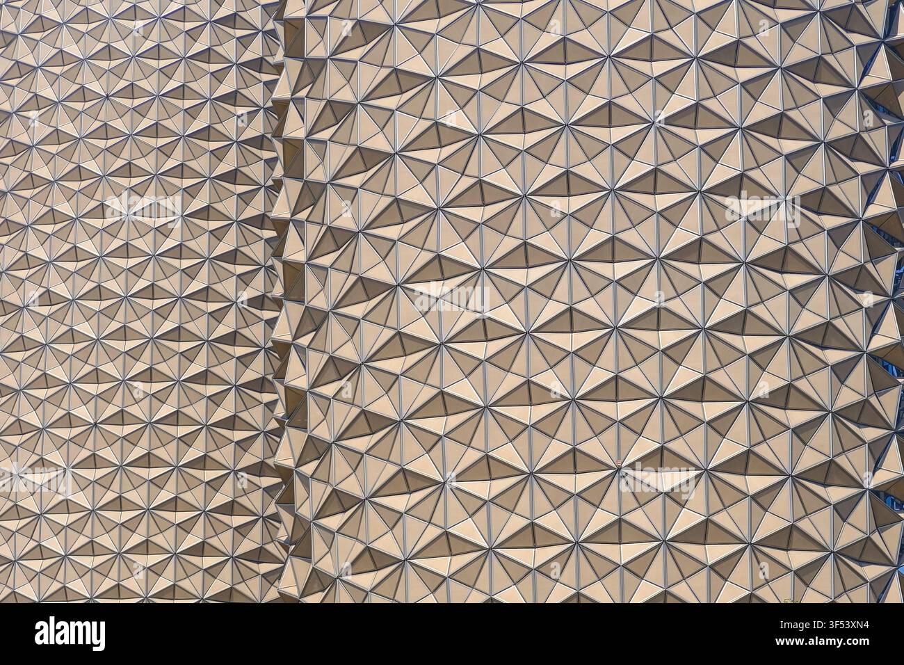 Fragment einer modernen, umweltfreundlichen, responsiven Fassade der Al Bahar Towers mit hochtechnologischen dreieckigen Gitterlamellen in futuristischem Mashrabiya-Stil Stockfoto