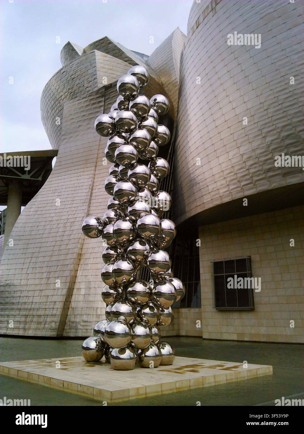 Anish Kapoors Skulptur „Der große Baum und das Auge“ neben der Titanfassade des Guggenheim-Museums Bilbao, Baskenland, Spanien. Stockfoto
