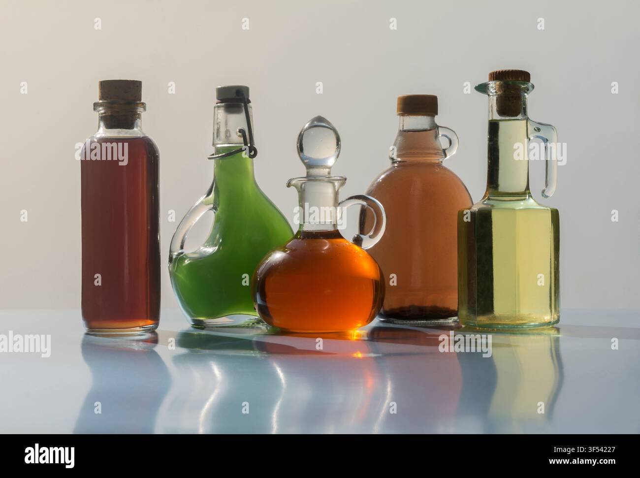 Fünf verschiedene Flaschen mit Ölen und Lebensmittelsaucen Stockfoto