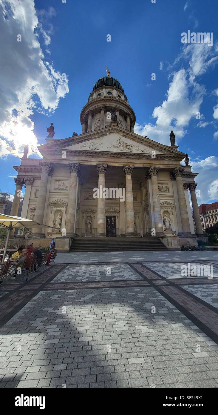 Vorderfassade des Französischen Doms am Gendarmenmarkt in Berlin, Deutschland, unter dramatischen Wolken. Stockfoto