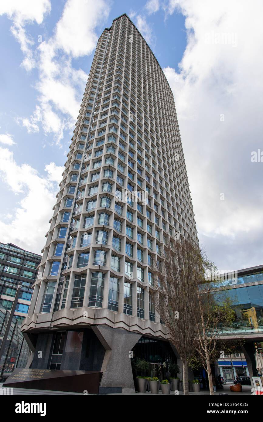 Centre Point, ein ikonischer brutalistischer Wolkenkratzer aus der Mitte des Jahrhunderts im Westend von London, England Stockfoto