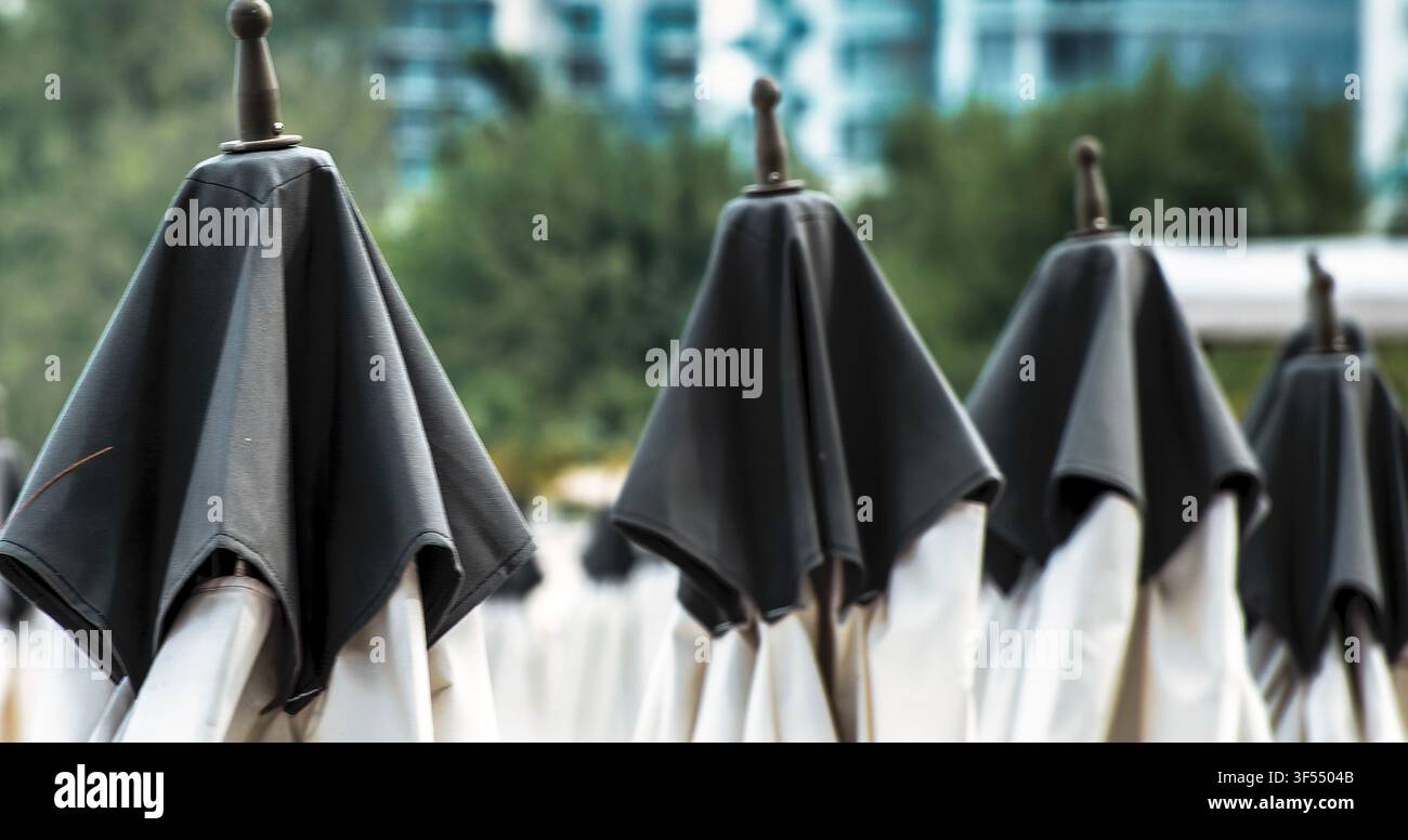 Strandschirme mit schwarzer belüfteter Bespannung Stockfoto