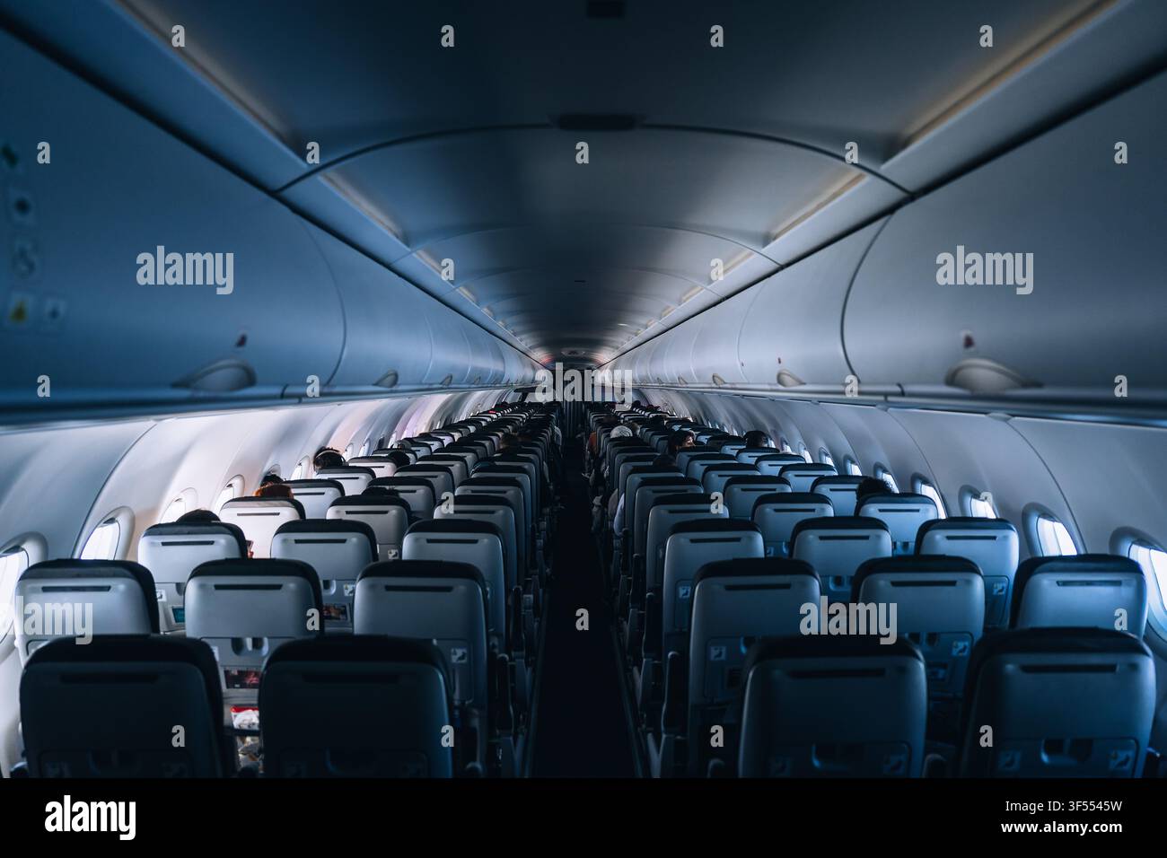 Breitwinklige Ansicht eines Flugzeuginnenraums Stockfoto