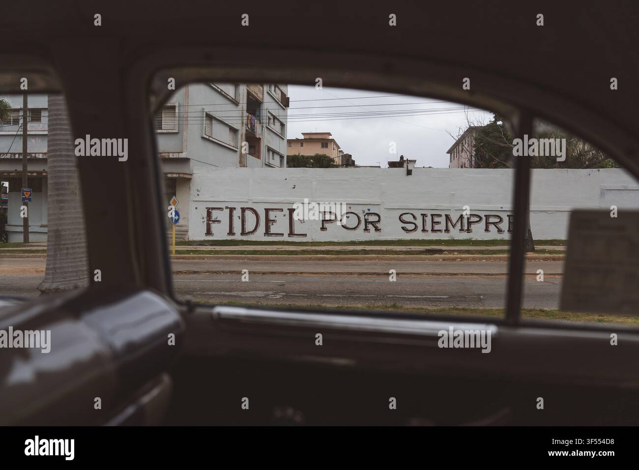 Mural von Fidel Castro, gesehen von einem Auto aus in Havanna, Kuba Stockfoto
