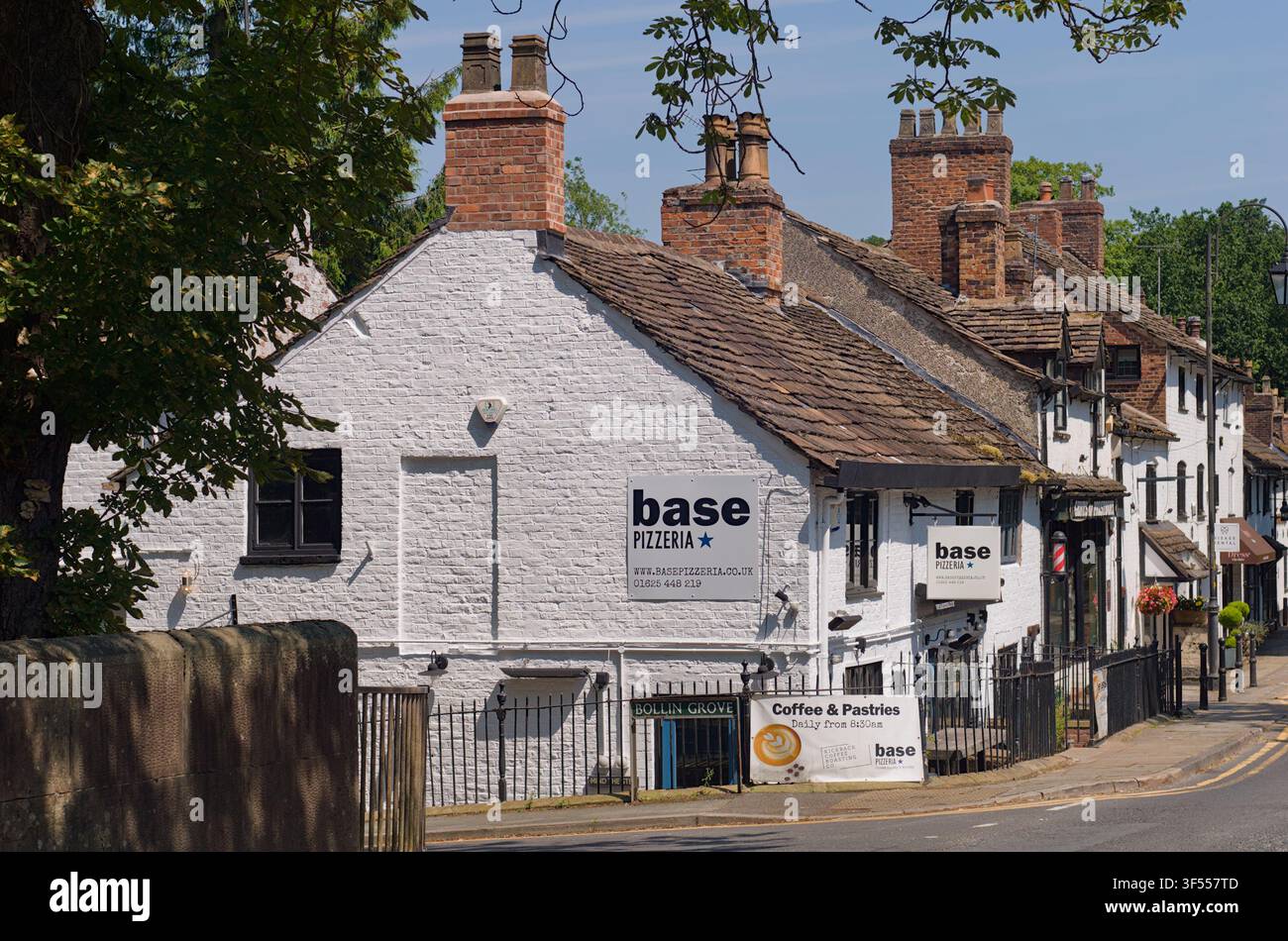 Das historische Dorf Prestbury in Cheshire, mit Base Pizzeria & Bar Stockfoto
