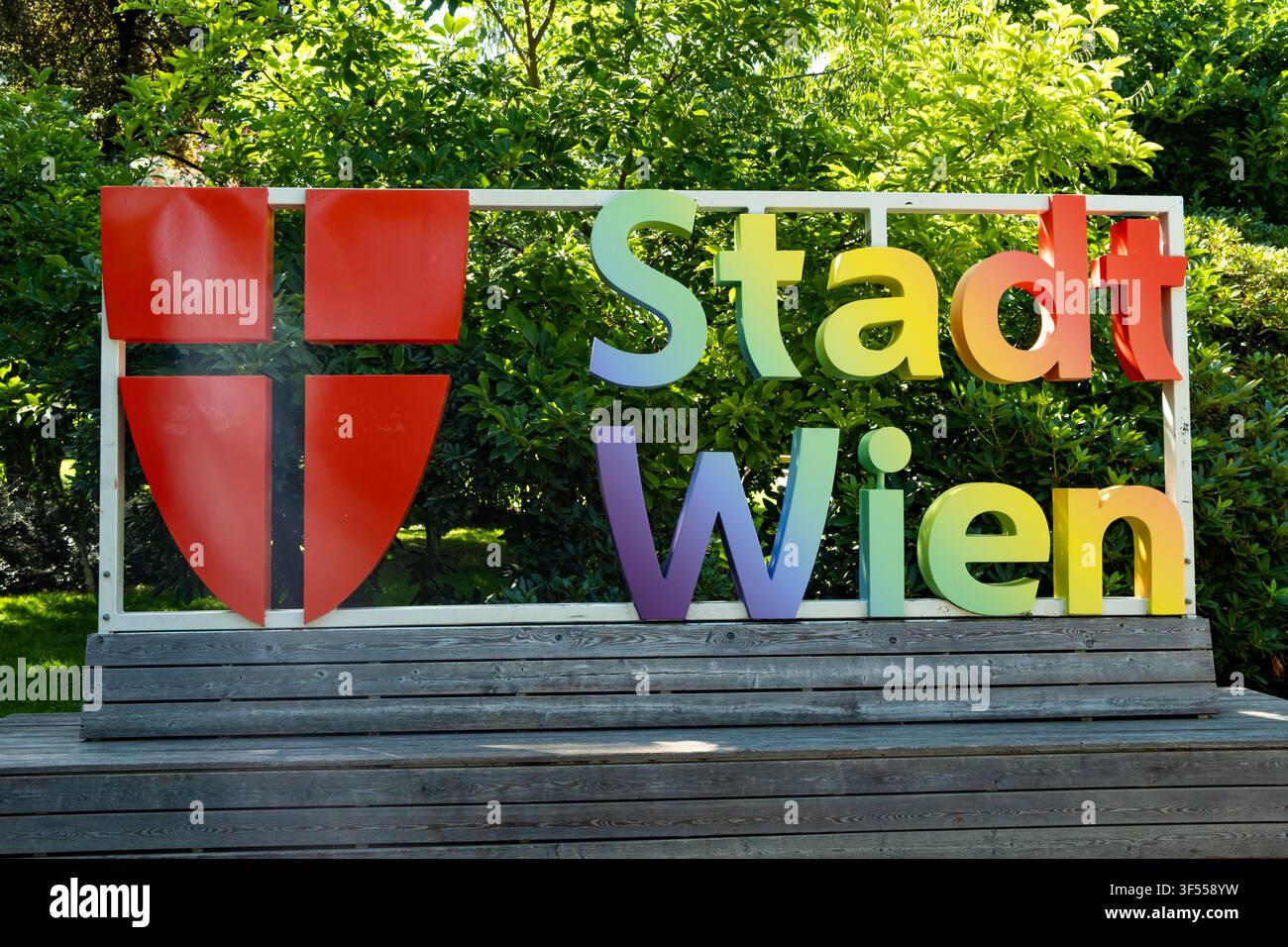 WIEN, ÖSTERREICH - 25. JULI 2026: Stadt Wien-Schild in einem öffentlichen Park. Stockfoto