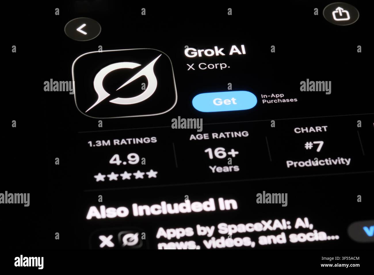 Shanghai, China - 30. Juli 2026: Grok AI-App-Downloadseite auf dem Handybildschirm Stockfoto