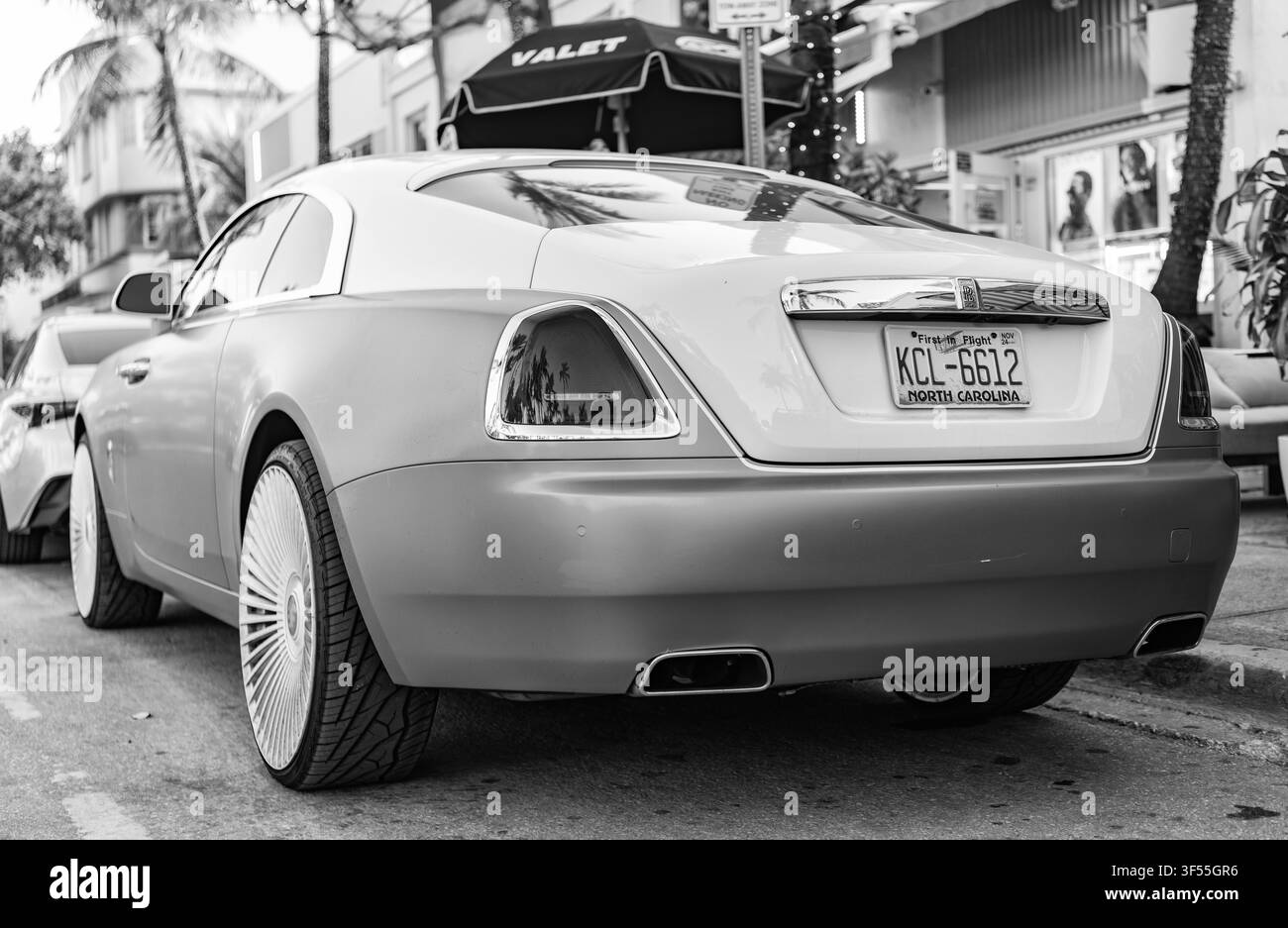 Miami, Florida, USA - 08. April 2025: Royce Wraith Luxus-Grand-Tourer-Car. Grand Tourer Rolls Royce Wraith. Auto Rolls Royce Wraith parkt Stockfoto