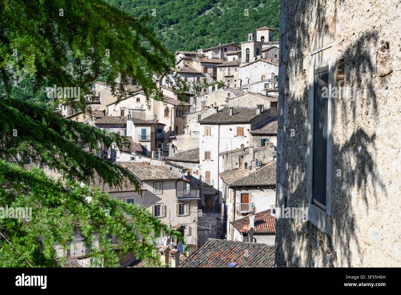 Blick auf das Dorf Scanno, Provinz L'Aquila in den Abruzzen, Zentralitalien. Stockfoto