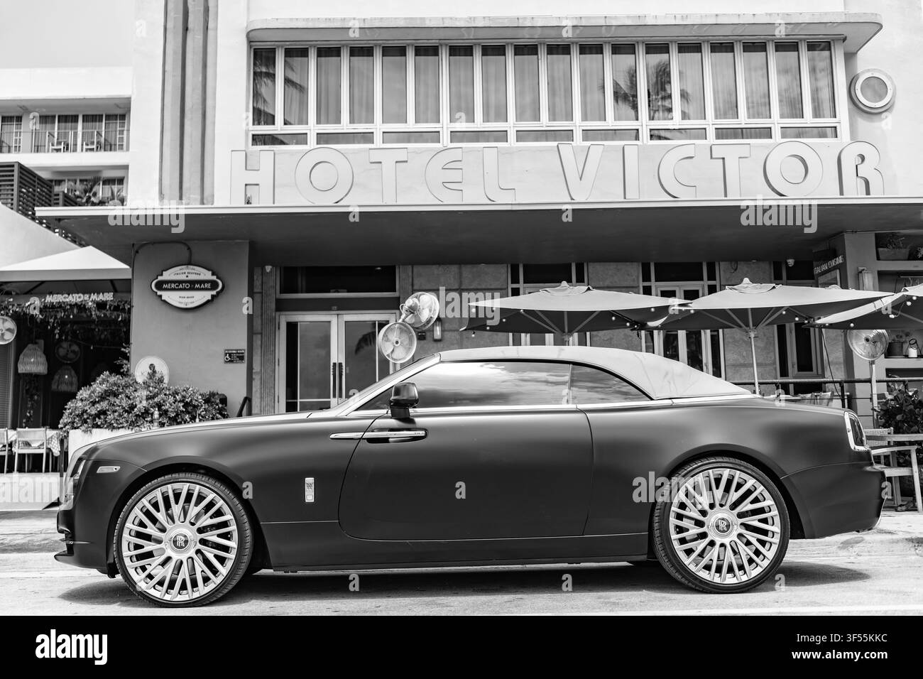 Miami, Florida, USA - 13. Juli 2025: Car Rolls Royce Wraith parkt im Freien. Graues schwarzes Auto, Seitenansicht. 2016 Rolls Royce Wraith Luxuscoupé Stockfoto