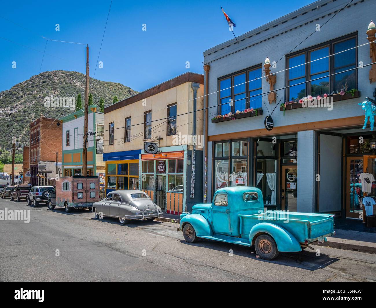 Brewery Avenue im zentralen Bereich der Innenstadt der alten historischen Bergbaustadt Bisbee im Südosten von Arizona, USA Stockfoto
