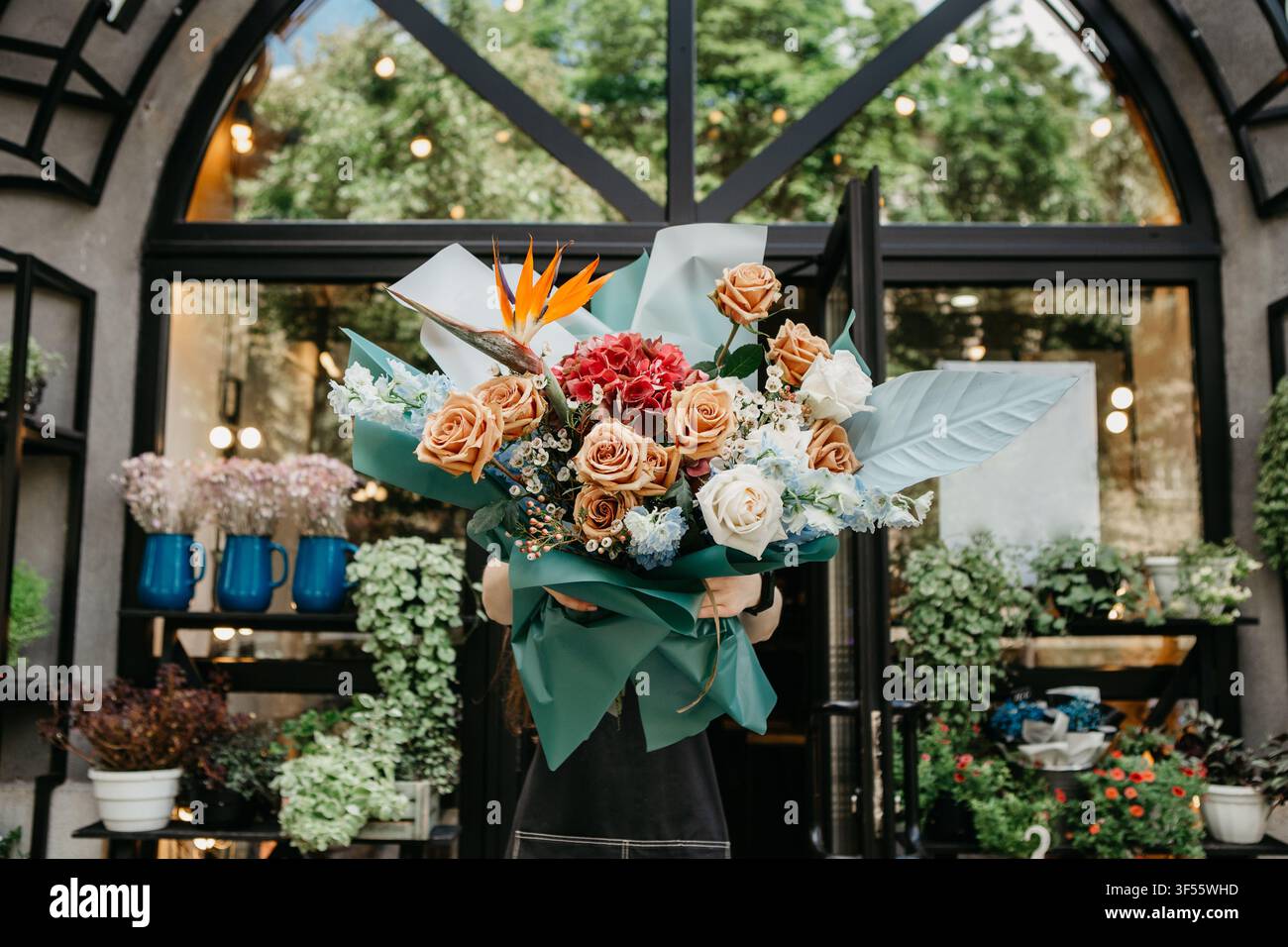 Blumen Lieferung und Floristin mit ihrer Arbeit. Frau hält schöne mehrfarbige Bouquet Stockfoto