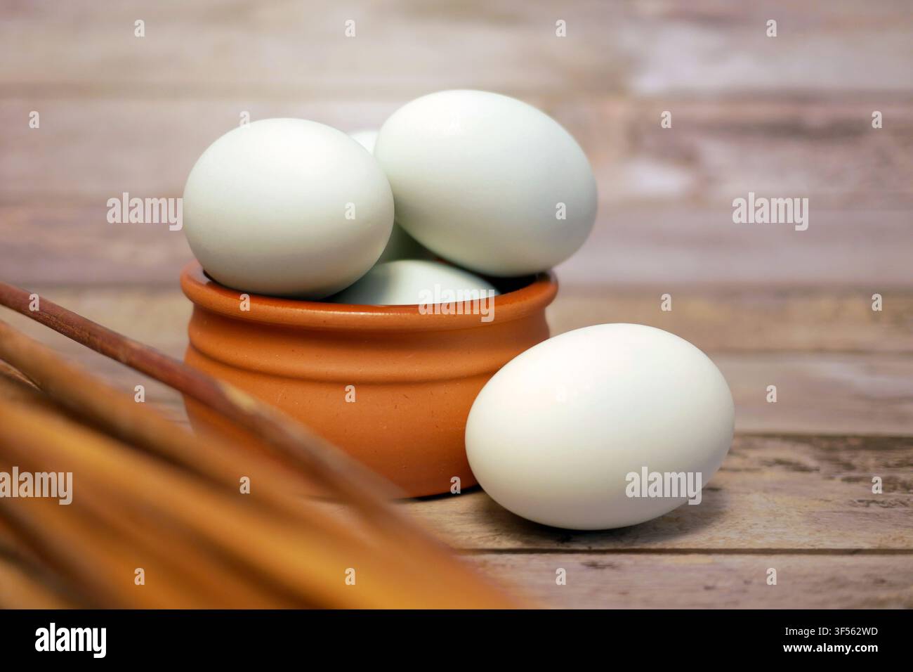 Frische Enteneier in einer Tonschale auf einem rustikalen Holztisch. Biogartenprodukte, gesunde natürliche Lebensmittelzutat zum Kochen, Backen und für nahrhafte Mahlzeiten Stockfoto