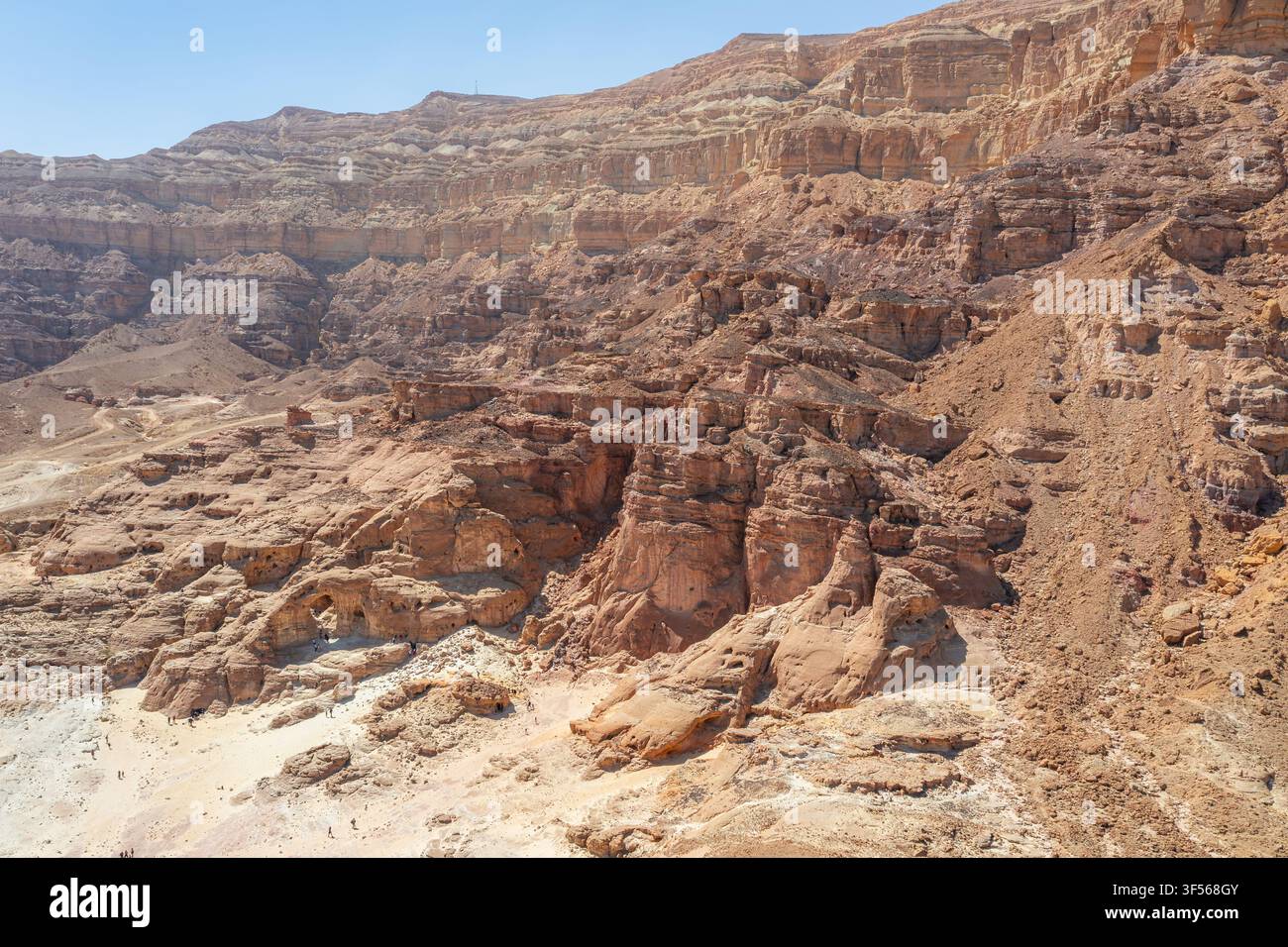 Luftaufnahme der schroffen roten Sandsteinklippen und geologischen Formationen des Timna-Parks in Eilat, Südbezirk, Israel. Stockfoto