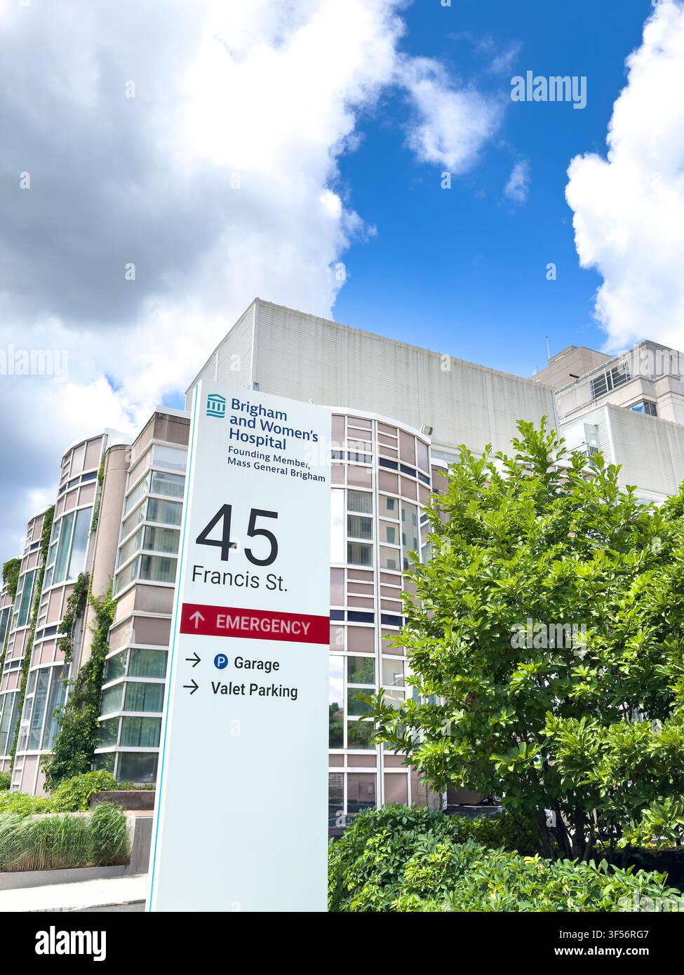 Brigham and Women’s Hospital, Gebäudefassade und Informationsschild, 45 Francis Street, Boston, Massachusetts, USA Stockfoto