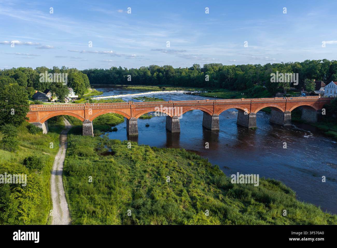 Luftbild der Kuldiga-Brücke und der Venta-Rapide in Kuldiga, Lettland Stockfoto