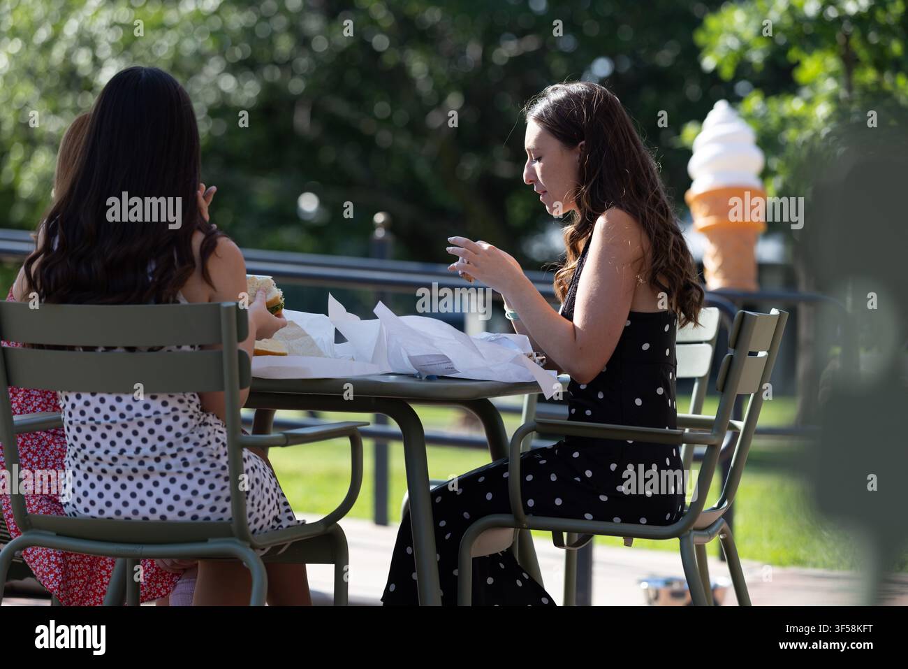 Zwei Frauen essen zu Mittag an einem Außentisch eines Cafés im Boston Common, Boston, Massachusetts. Stockfoto