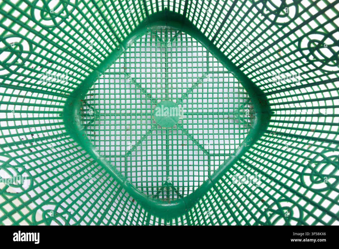 Grüner Kunststoffkorb-Muster-Textur-Hintergrund, geeignet für abstrakten Hintergrund, geometrische Textur, Behälterdetail Stockfoto